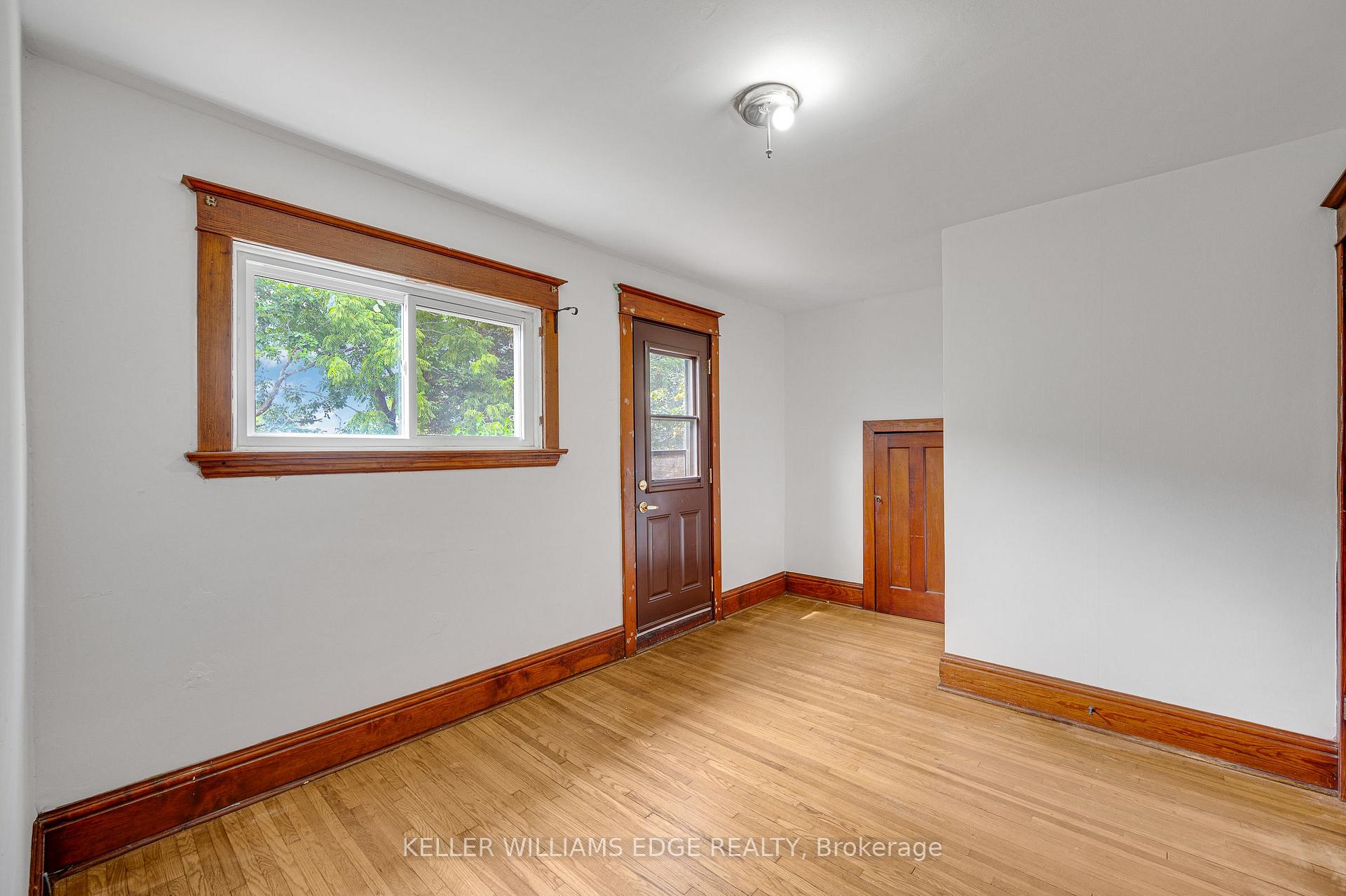 Photo 19 of 204 Rosslyn Avenue S, Hamilton, Delta — HOMEH
