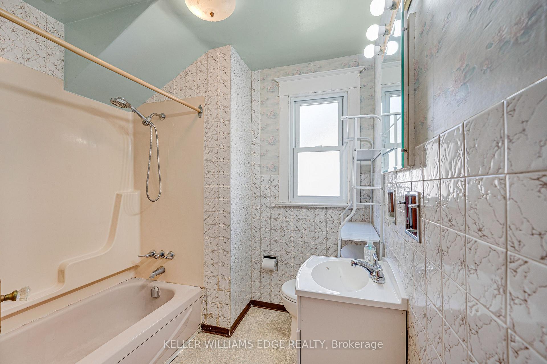 Photo 20 of 204 Rosslyn Avenue S, Hamilton, Delta — HOMEH
