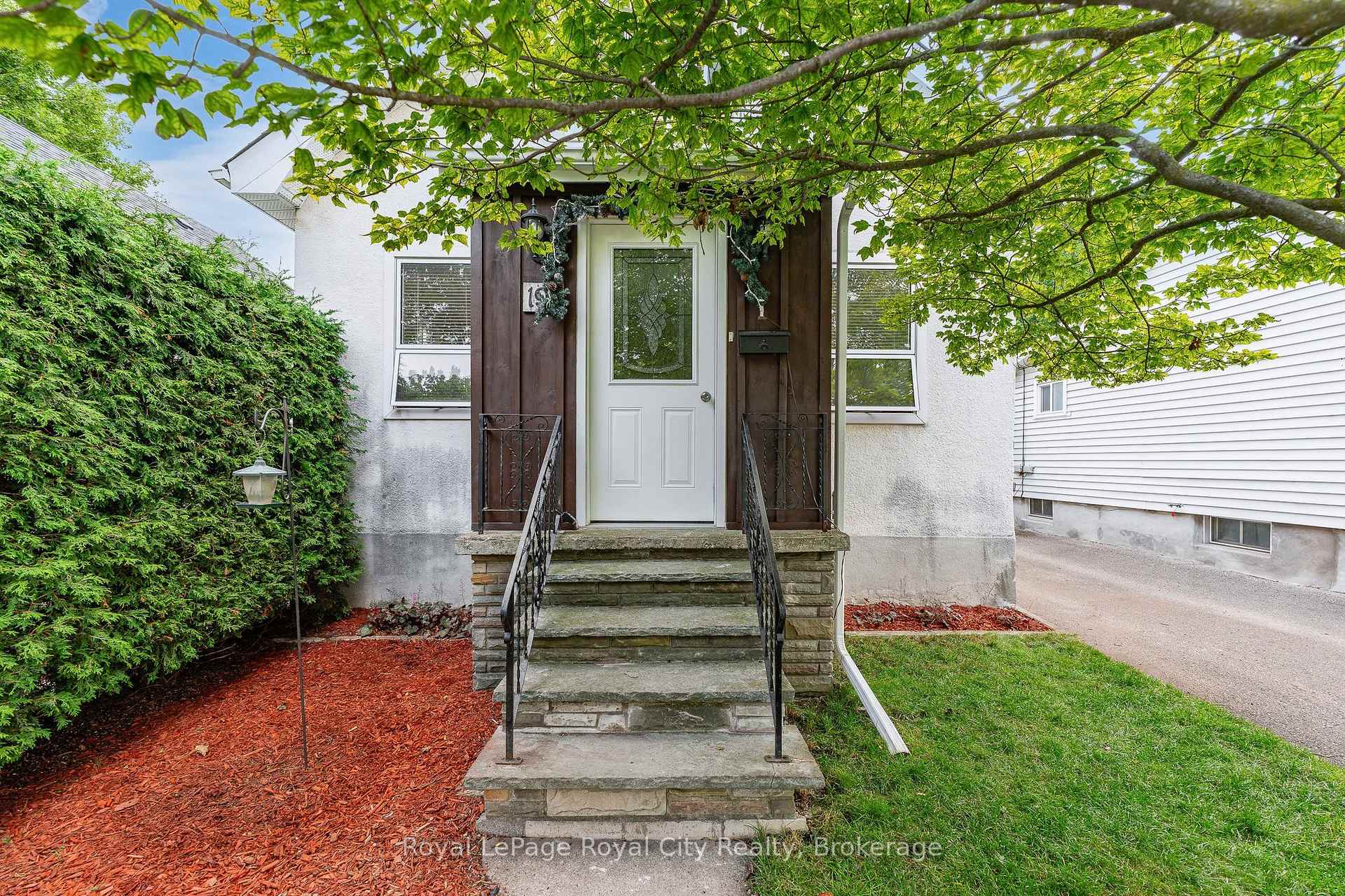 Photo 4 of 19 Walter Street, Guelph, St. Patrick's Ward — HOMEH