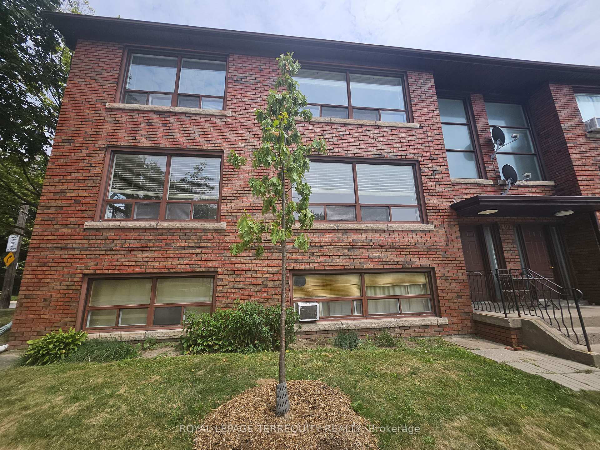 Front of Unit 3, 401 Winnett Avenue