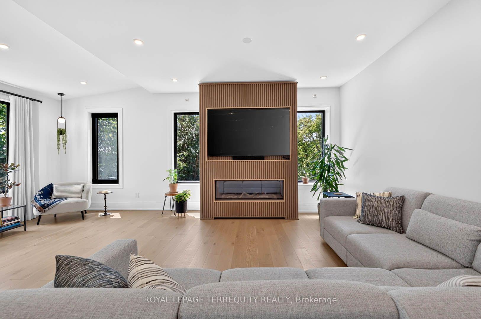 Photo 8 of 35 Tottenham Road, North York, Banbury-Don Mills — HOMEH