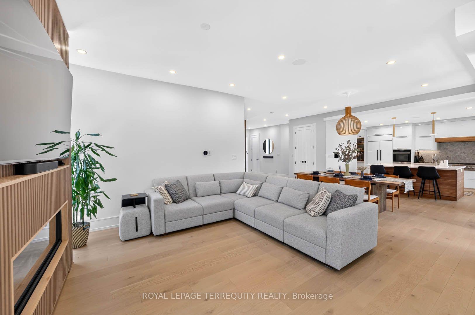 Photo 11 of 35 Tottenham Road, North York, Banbury-Don Mills — HOMEH