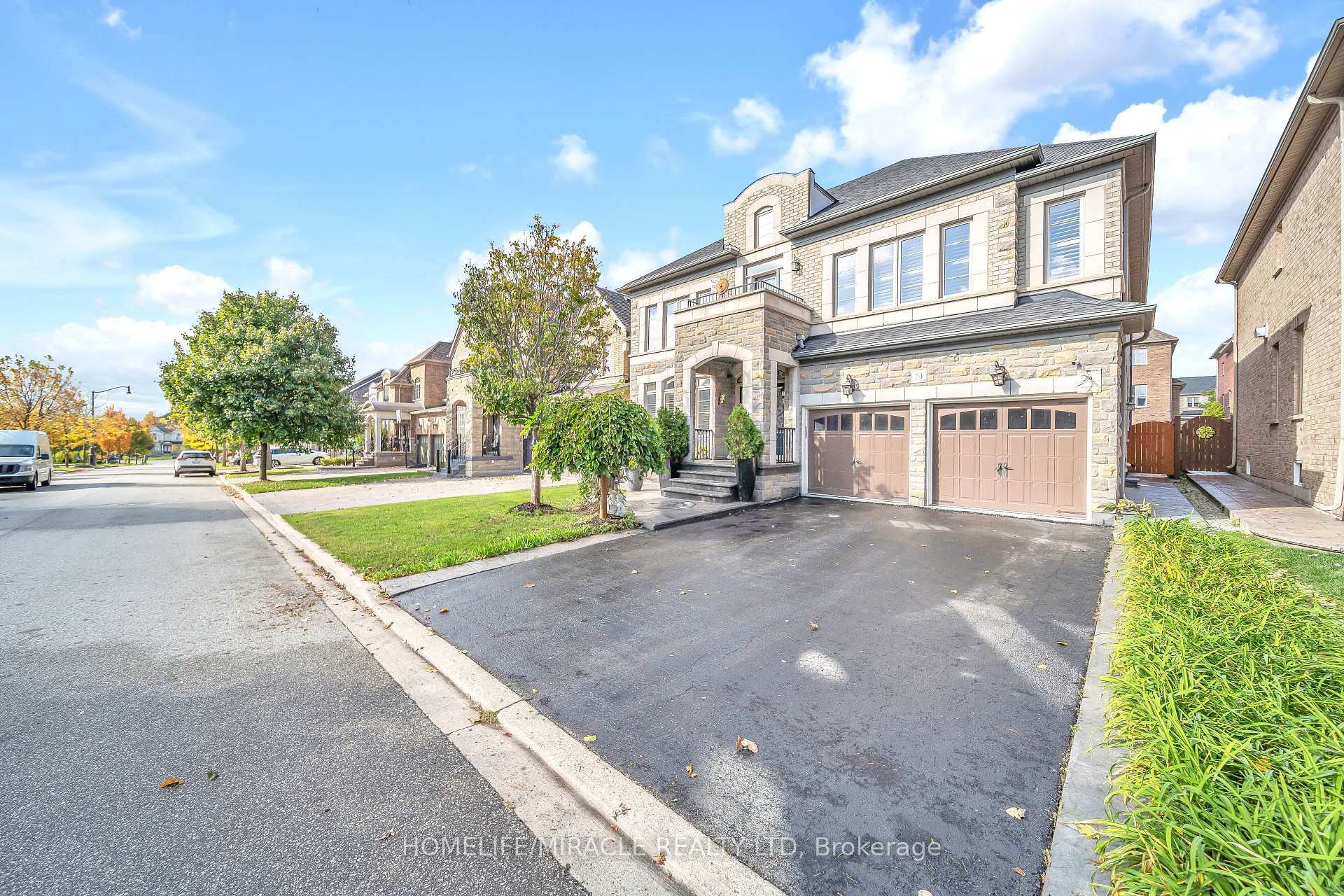 Photo 5 of 24 Haywood Drive, Brampton, Credit Valley — HOMEH