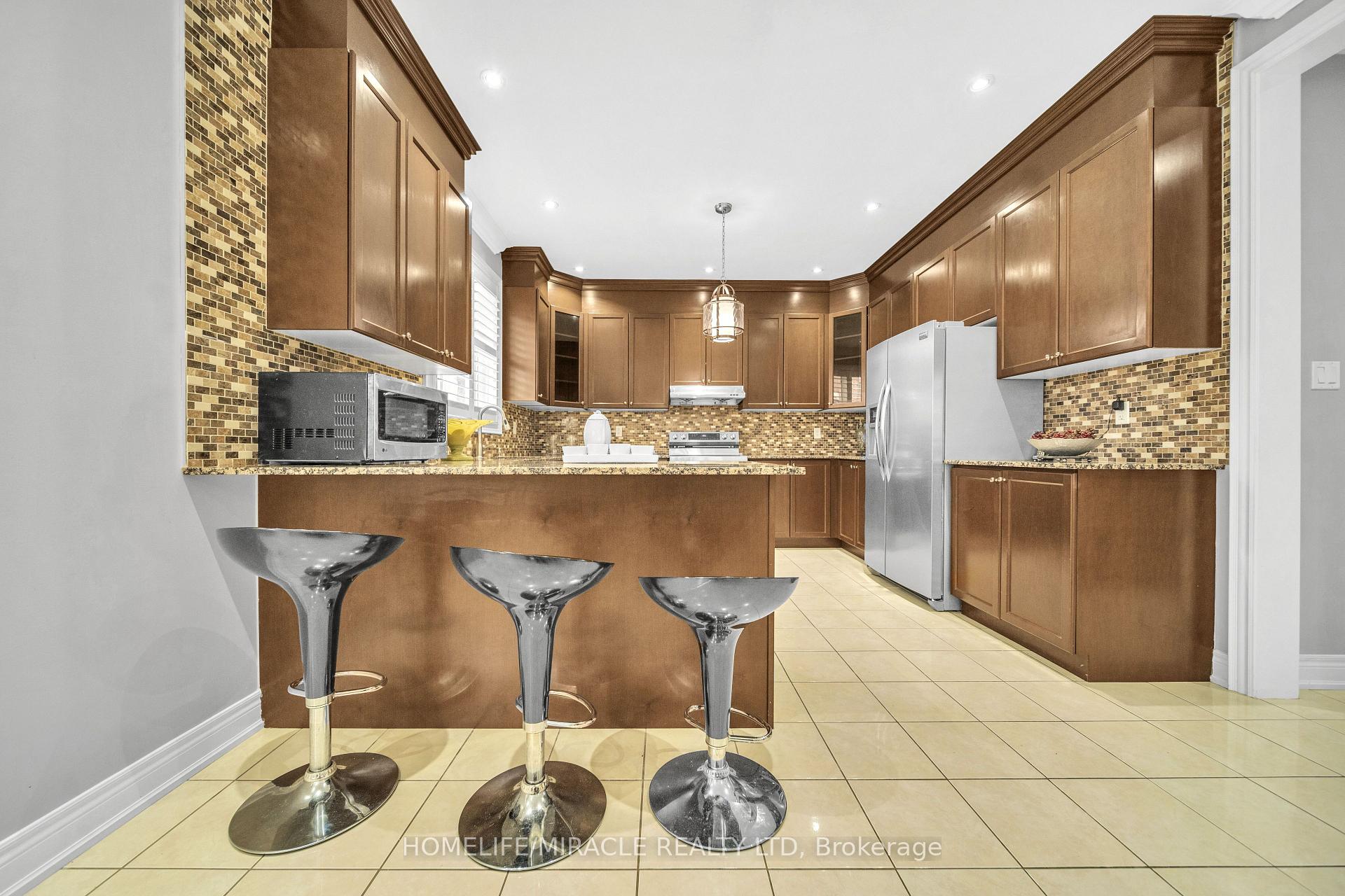 Photo 33 of 24 Haywood Drive, Brampton, Credit Valley — HOMEH