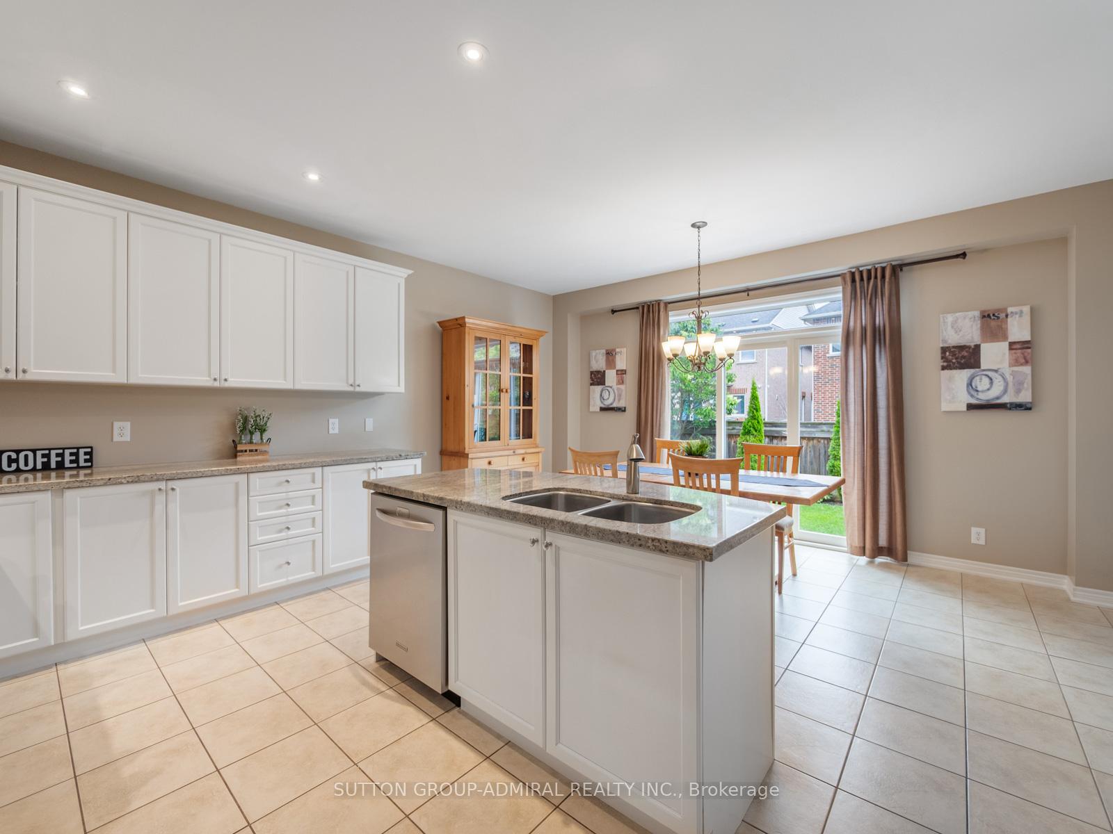 Photo 14 of 23 Kerr Lane, Aurora, Bayview Northeast — HOMEH