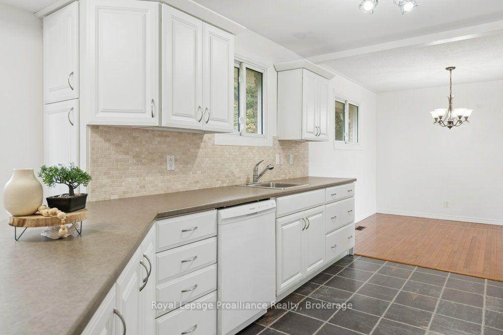 Photo 13 of 8 Panter Circle, Belleville, Belleville Ward — HOMEH