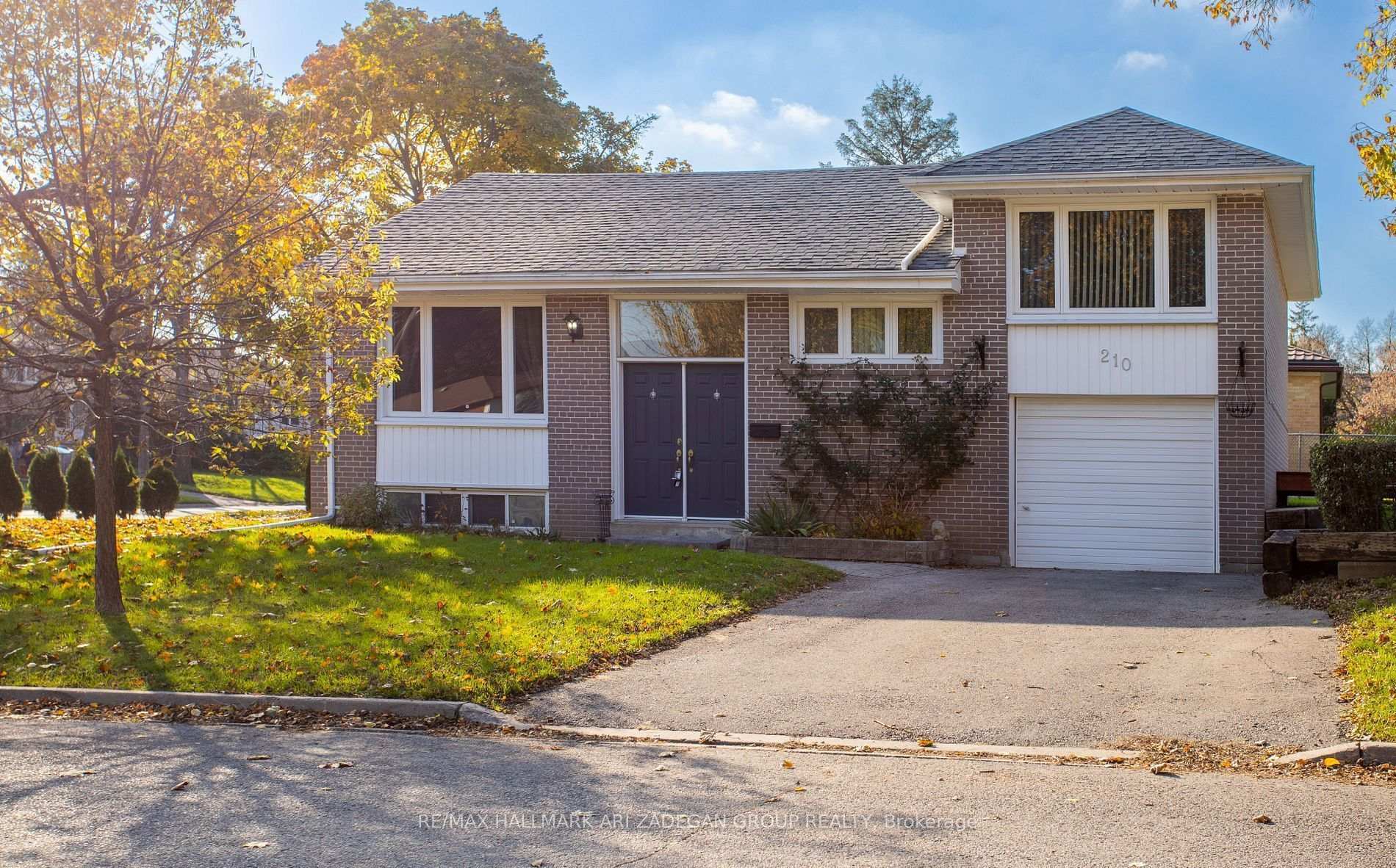 Photo 2 of 210 Harrygan Crescent, Richmond Hill, Mill Pond — HOMEH