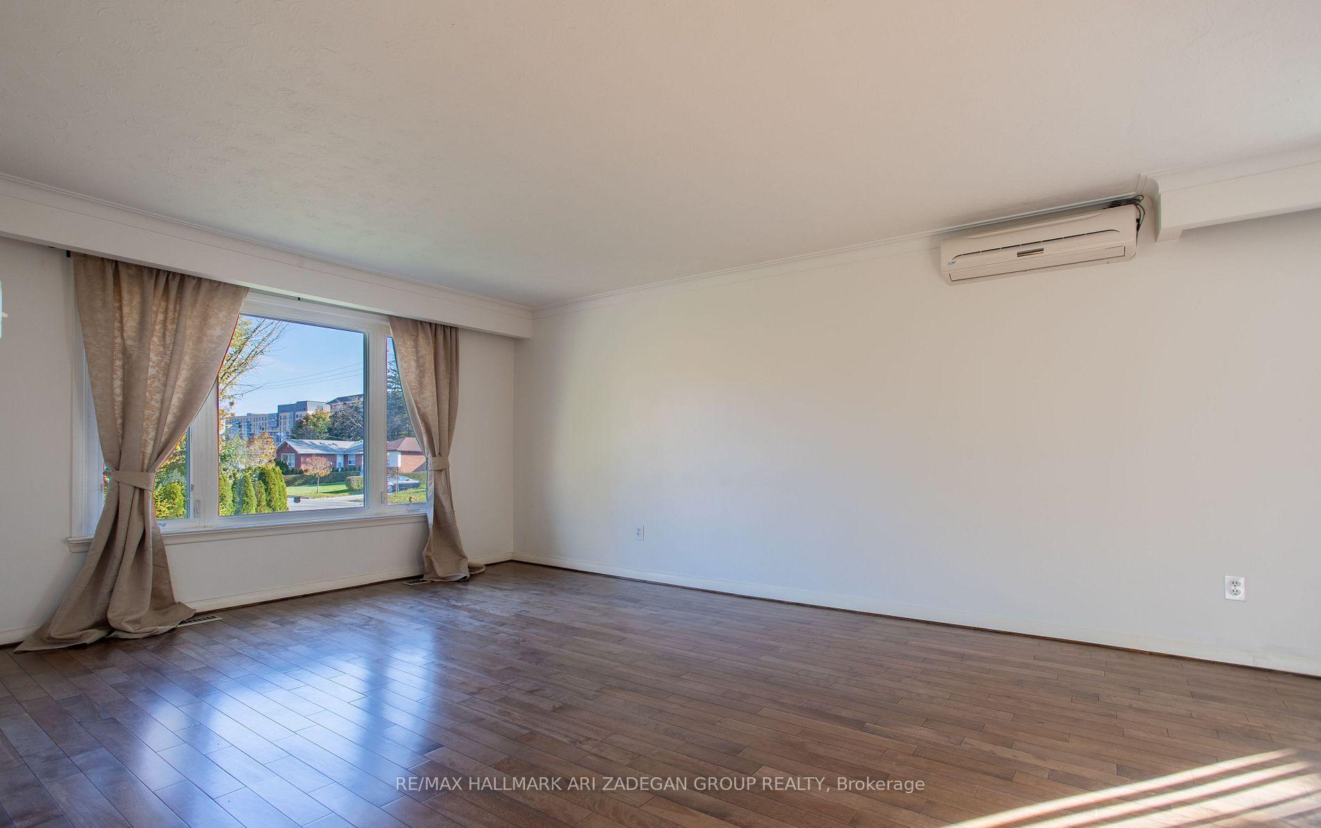 Photo 5 of 210 Harrygan Crescent, Richmond Hill, Mill Pond — HOMEH