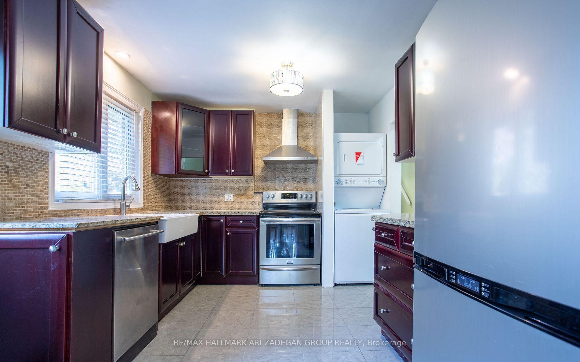 Photo 6 of 210 Harrygan Crescent, Richmond Hill, Mill Pond — HOMEH