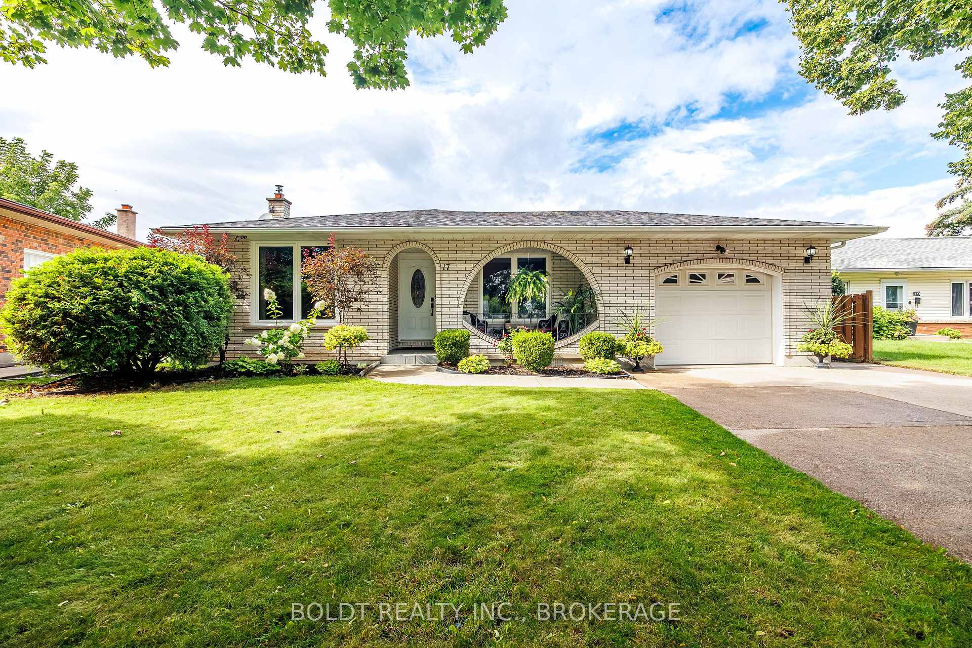 Photo 1 of 17 Chatham Road, St. Catharines, Carlton/Bunting — HOMEH
