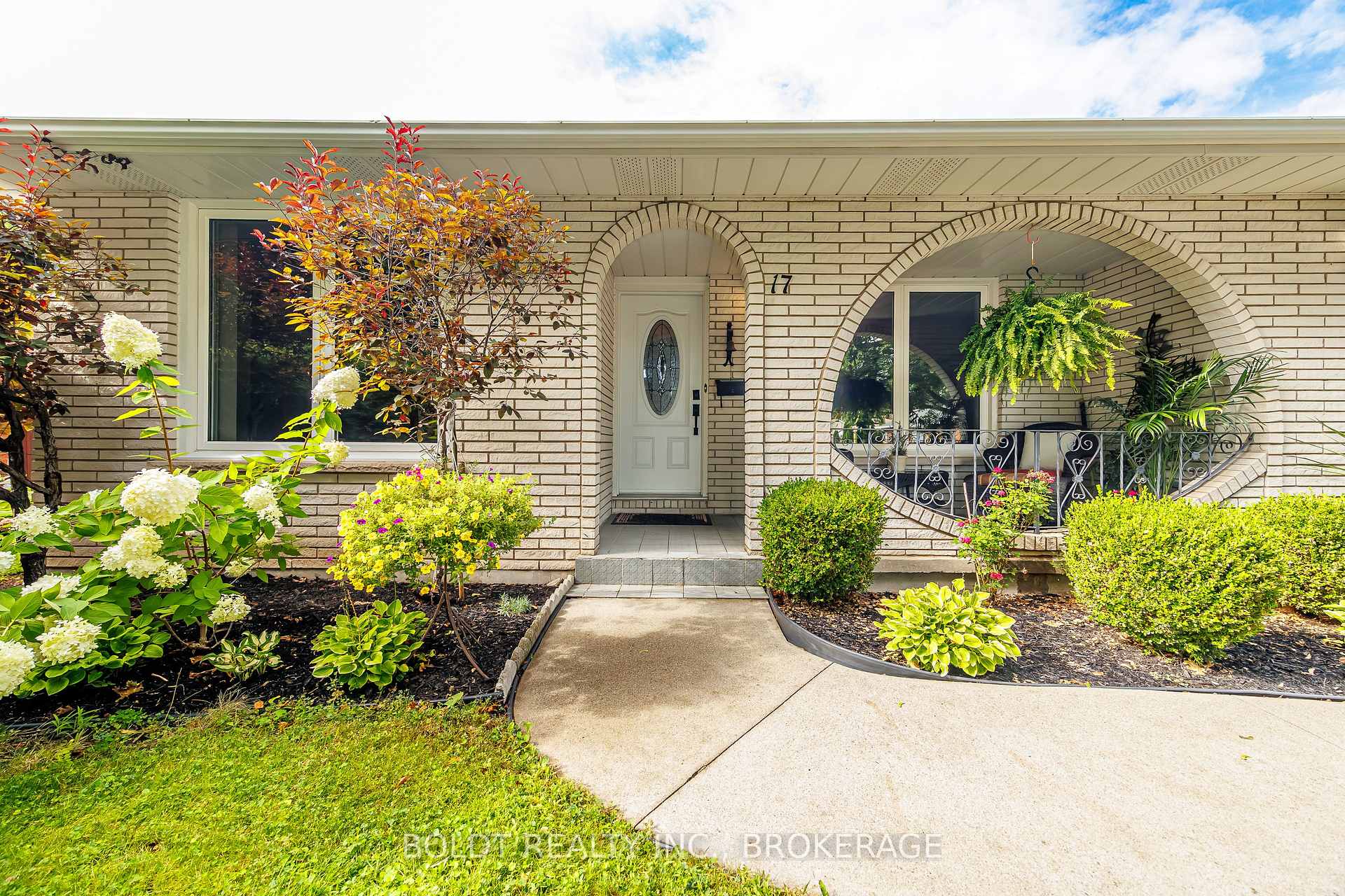 Photo 3 of 17 Chatham Road, St. Catharines, Carlton/Bunting — HOMEH