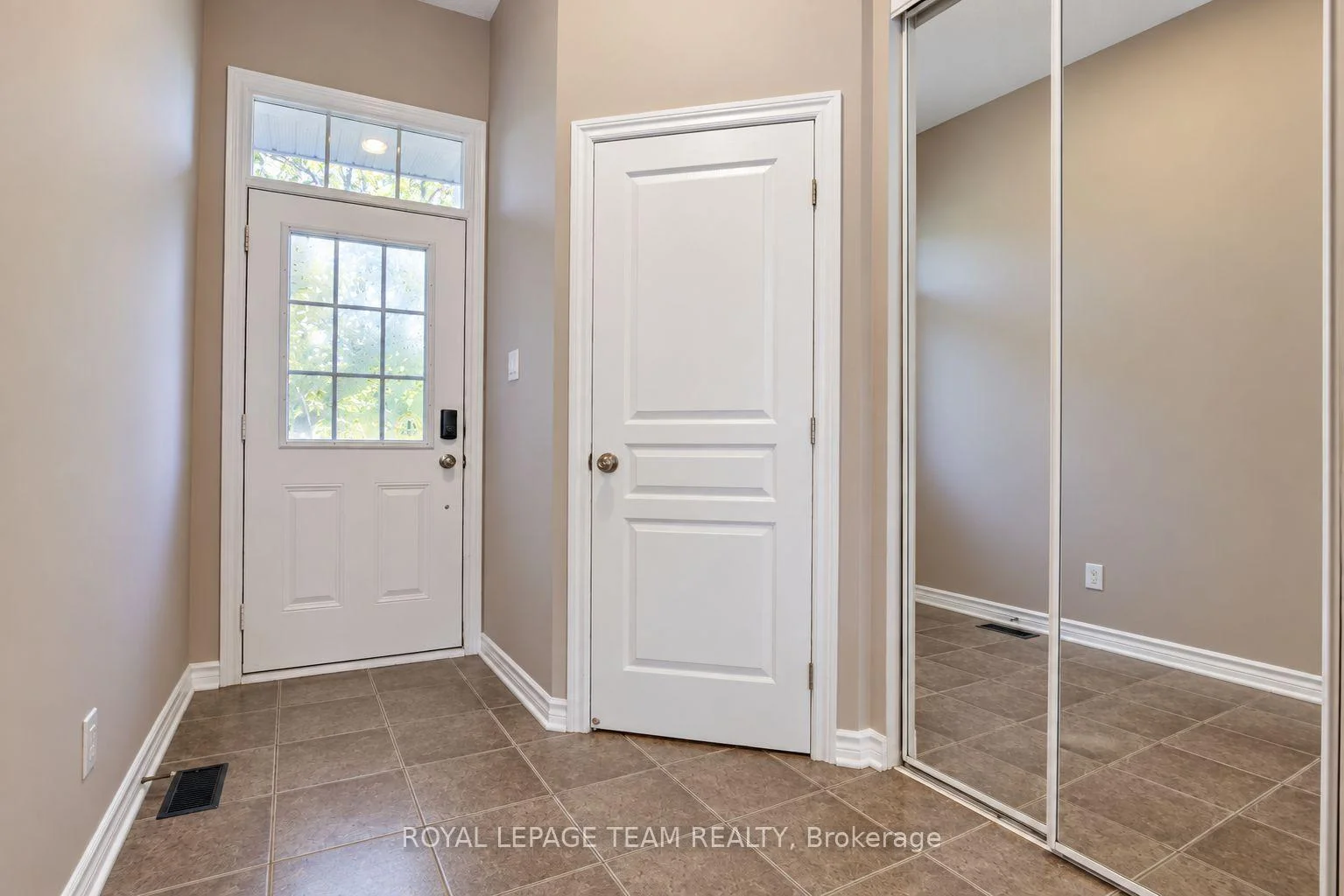 Photo 4 of 119 Bridgestone Drive, Ottawa, Kanata - Emerald Meadows/Trailwest — HOMEH