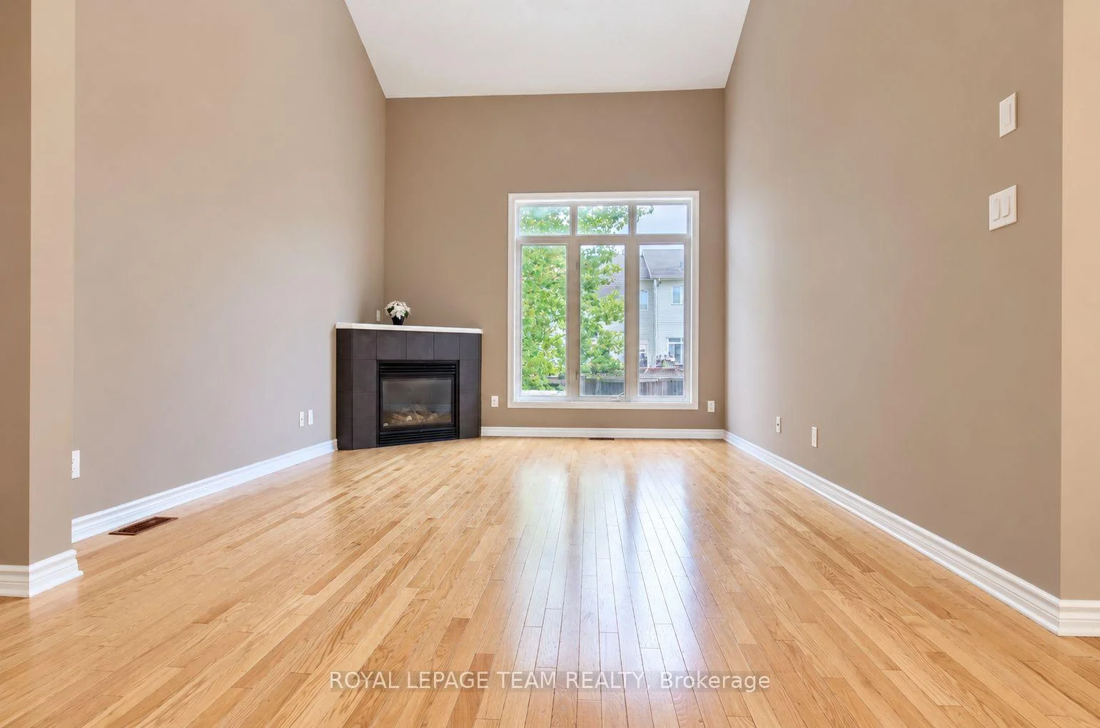 Photo 11 of 119 Bridgestone Drive, Ottawa, Kanata - Emerald Meadows/Trailwest — HOMEH