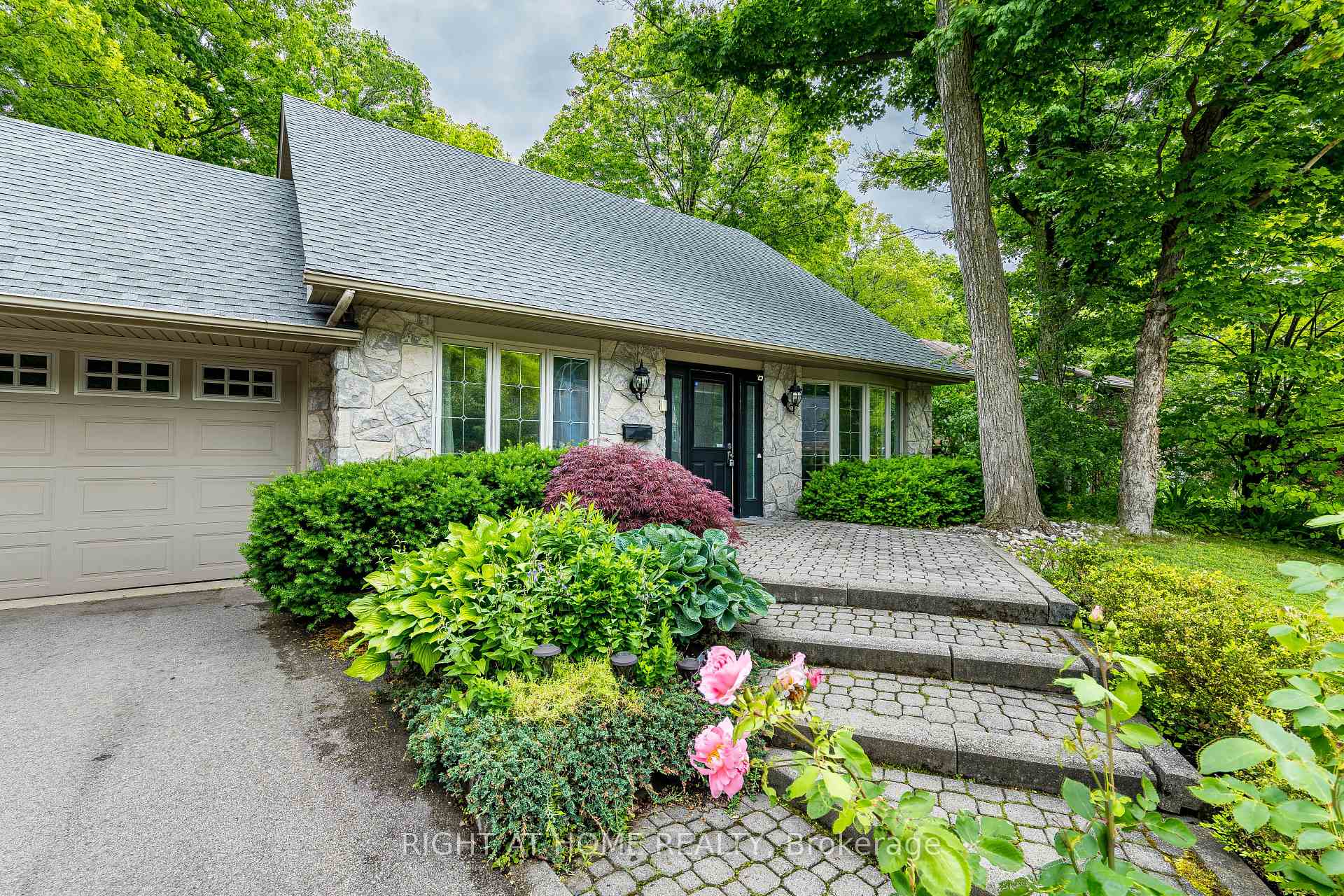 Photo 1 of 1941 Four Seasons Drive, Burlington, Tyandaga — HOMEH