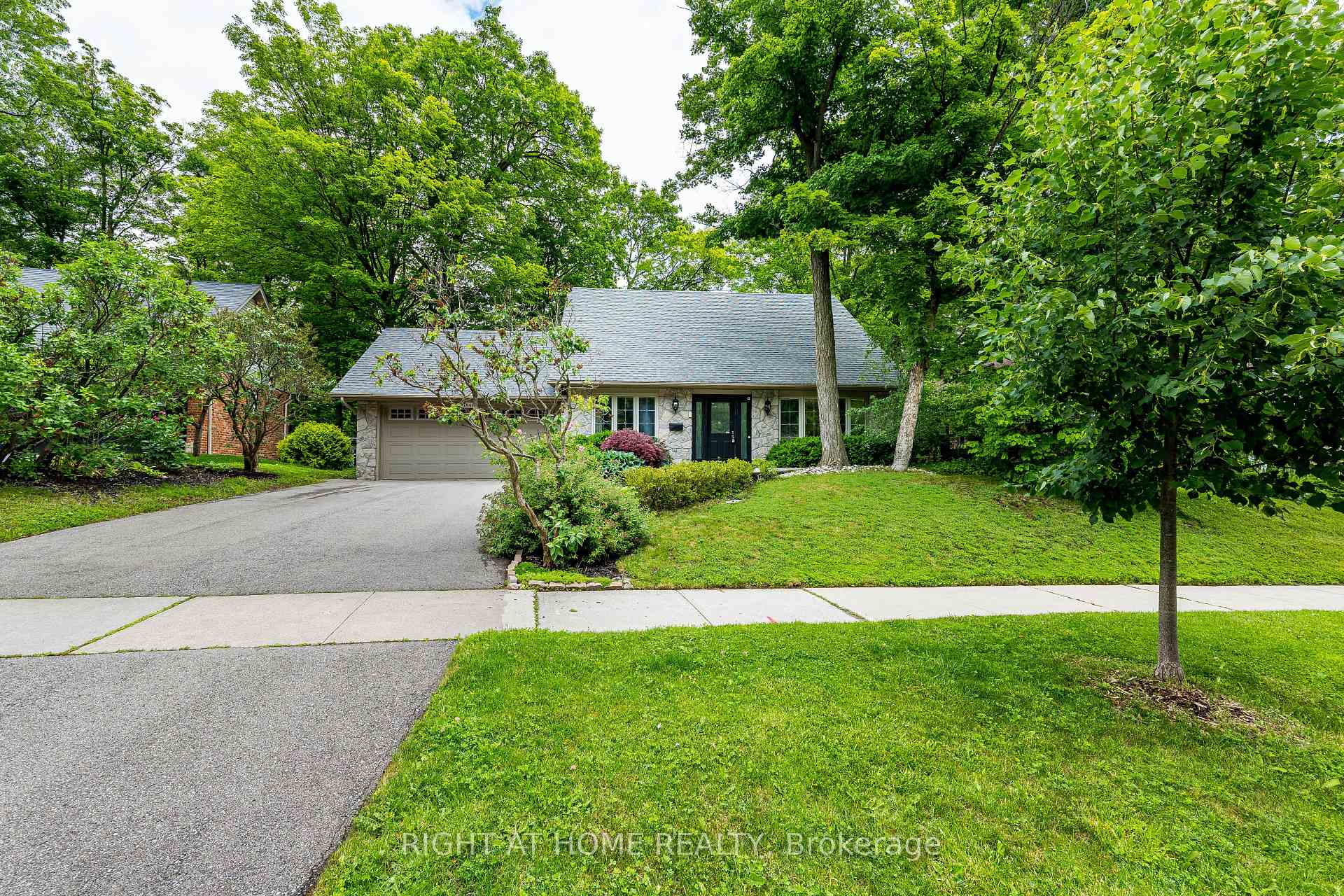 Photo 2 of 1941 Four Seasons Drive, Burlington, Tyandaga — HOMEH