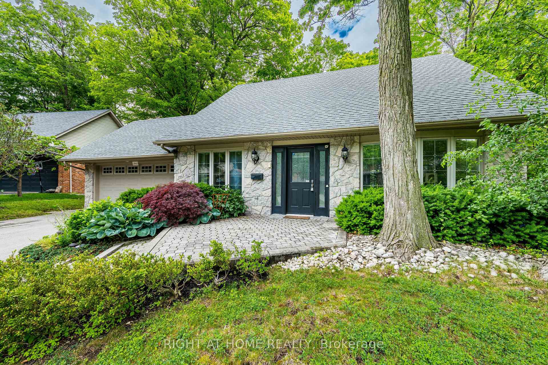 Photo 3 of 1941 Four Seasons Drive, Burlington, Tyandaga — HOMEH