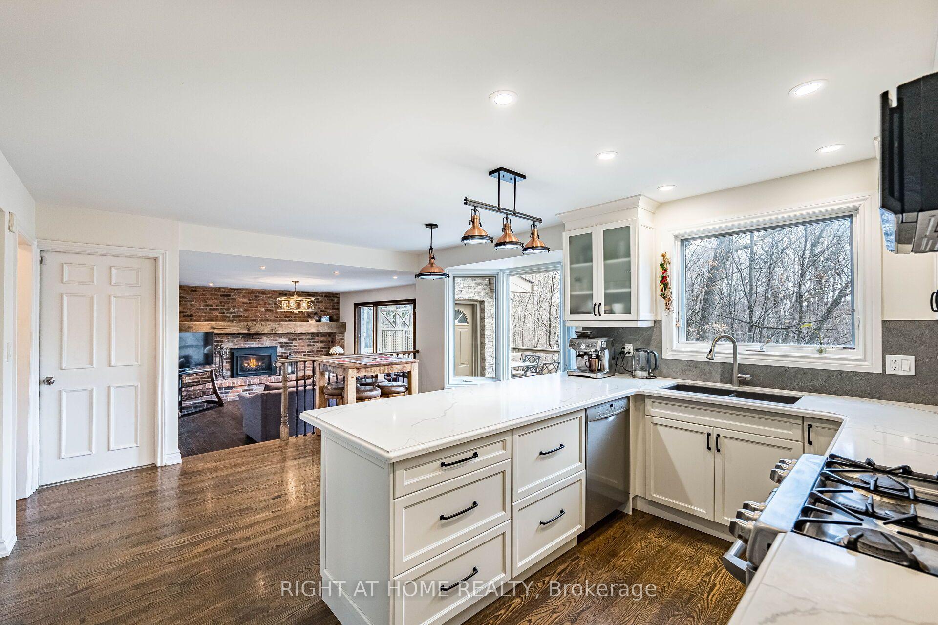 Photo 11 of 1941 Four Seasons Drive, Burlington, Tyandaga — HOMEH