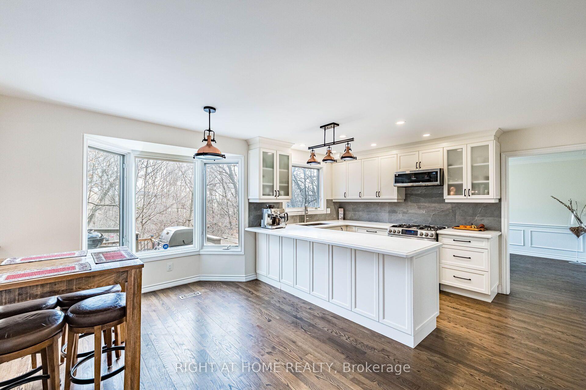 Photo 13 of 1941 Four Seasons Drive, Burlington, Tyandaga — HOMEH