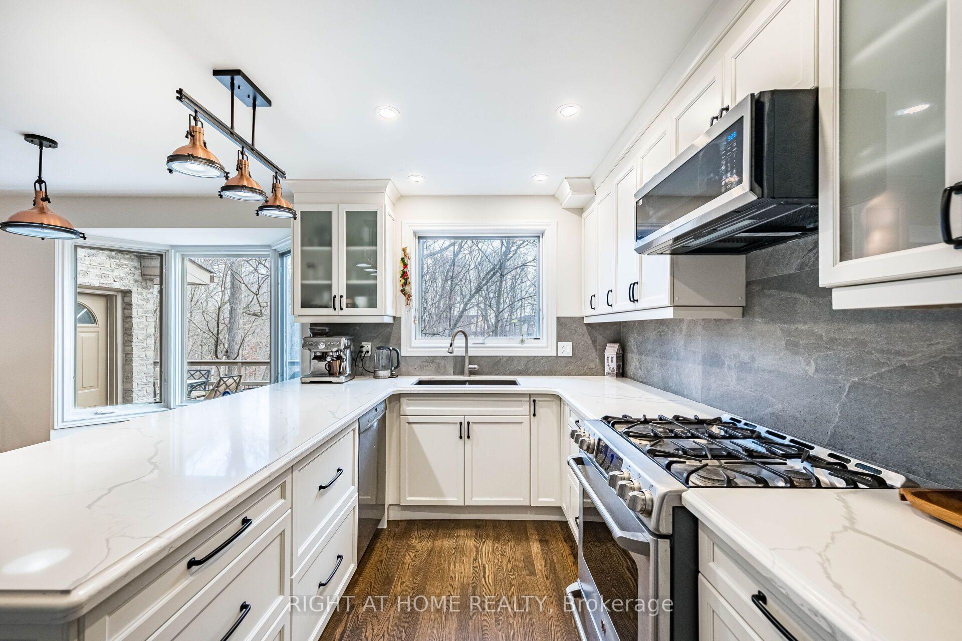 Photo 17 of 1941 Four Seasons Drive, Burlington, Tyandaga — HOMEH