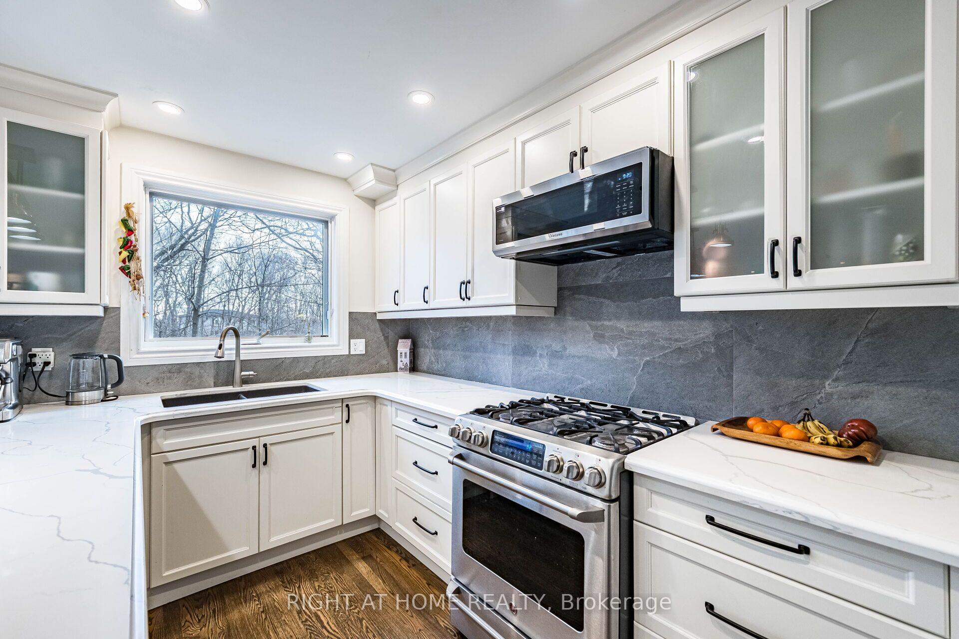 Photo 18 of 1941 Four Seasons Drive, Burlington, Tyandaga — HOMEH