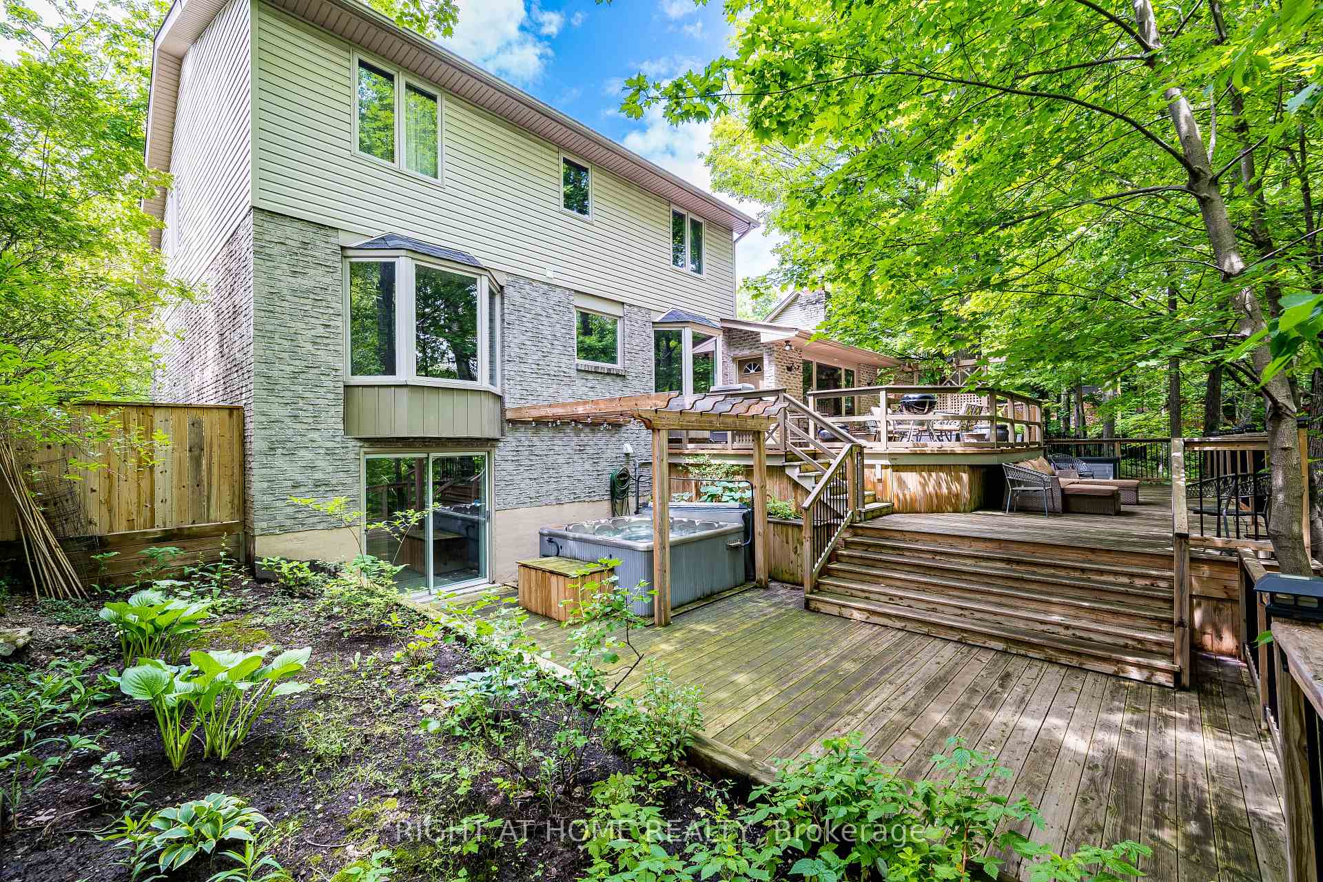 Photo 39 of 1941 Four Seasons Drive, Burlington, Tyandaga — HOMEH