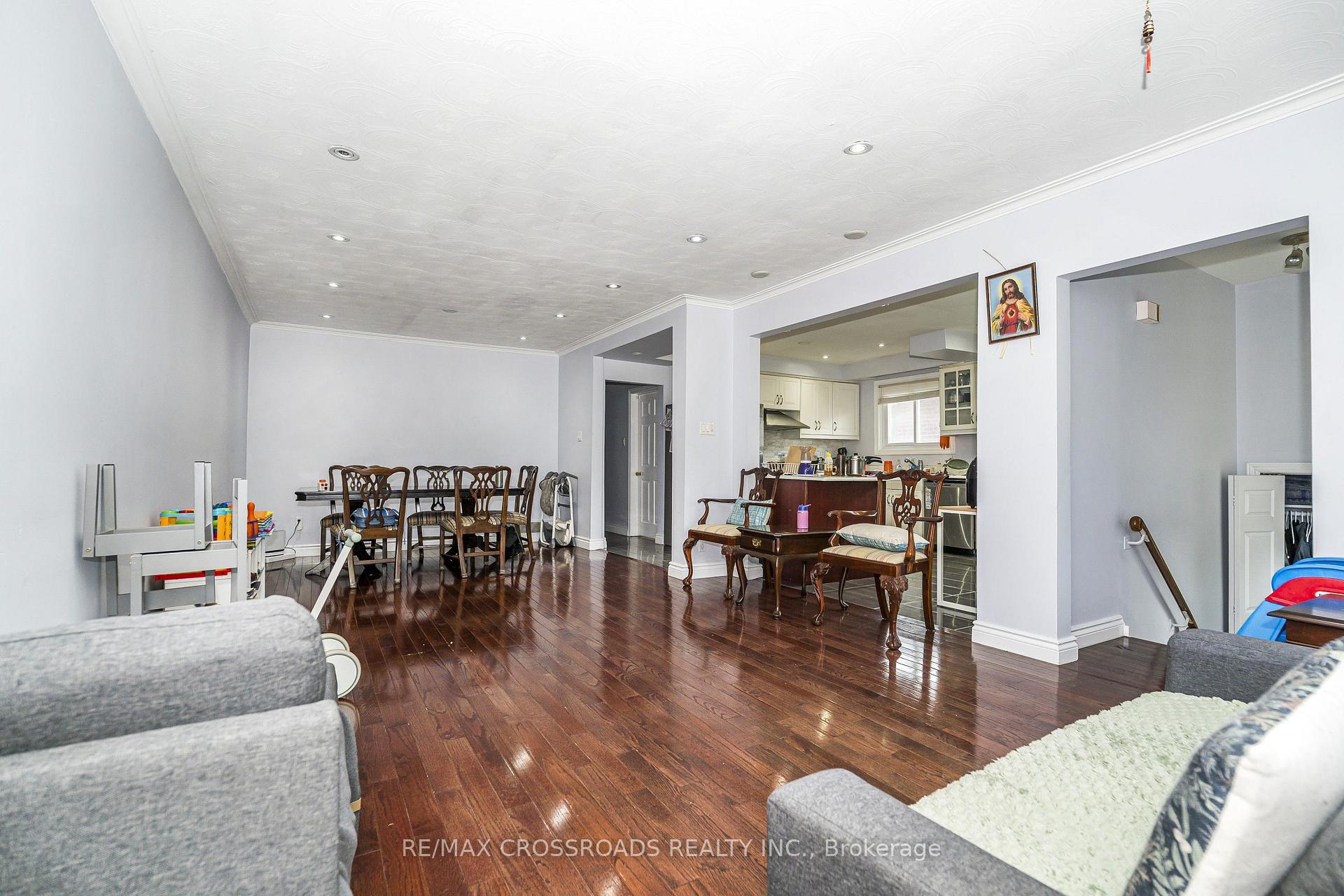 Photo 4 of 14 Reiber Crescent, North York, Bayview Woods-Steeles — HOMEH