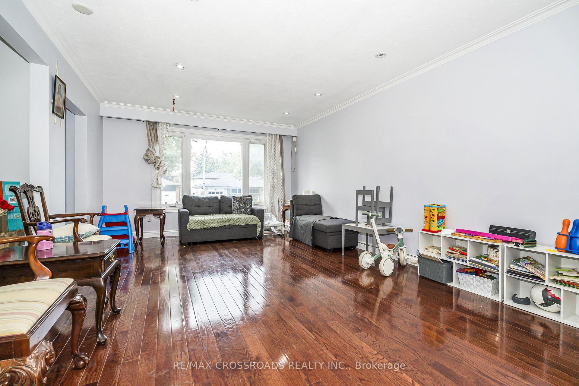 Photo 5 of 14 Reiber Crescent, North York, Bayview Woods-Steeles — HOMEH