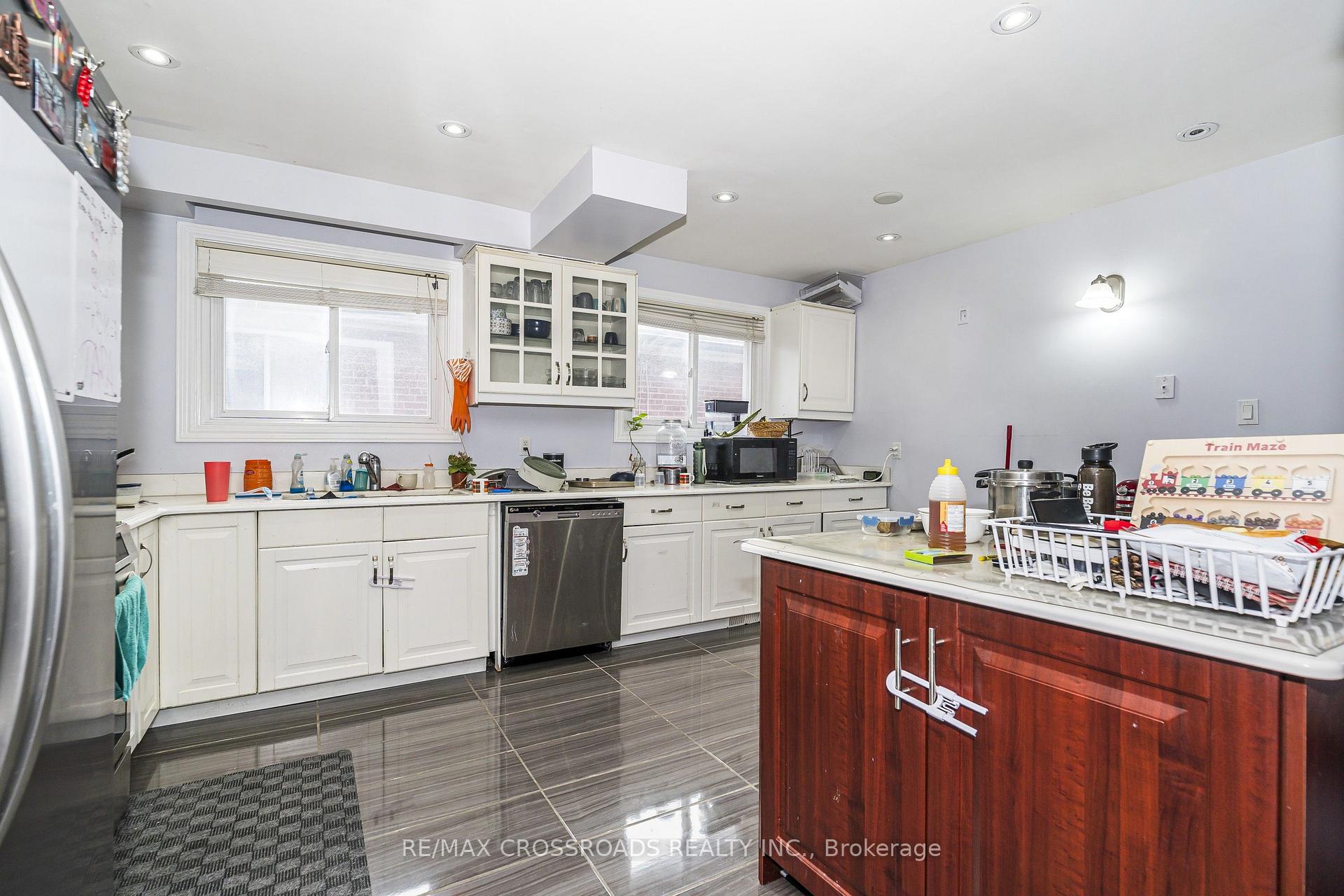 Photo 8 of 14 Reiber Crescent, North York, Bayview Woods-Steeles — HOMEH