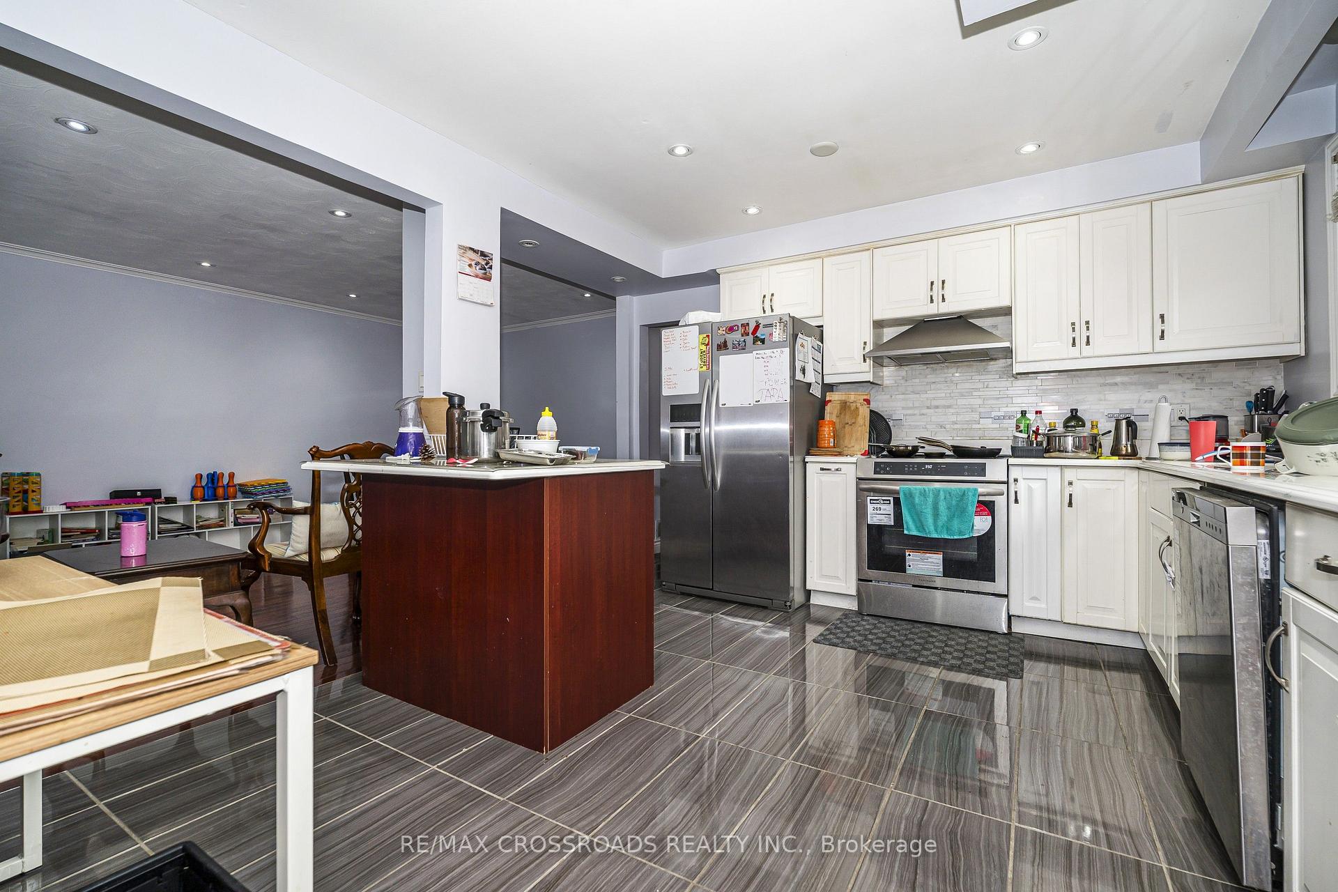 Photo 11 of 14 Reiber Crescent, North York, Bayview Woods-Steeles — HOMEH