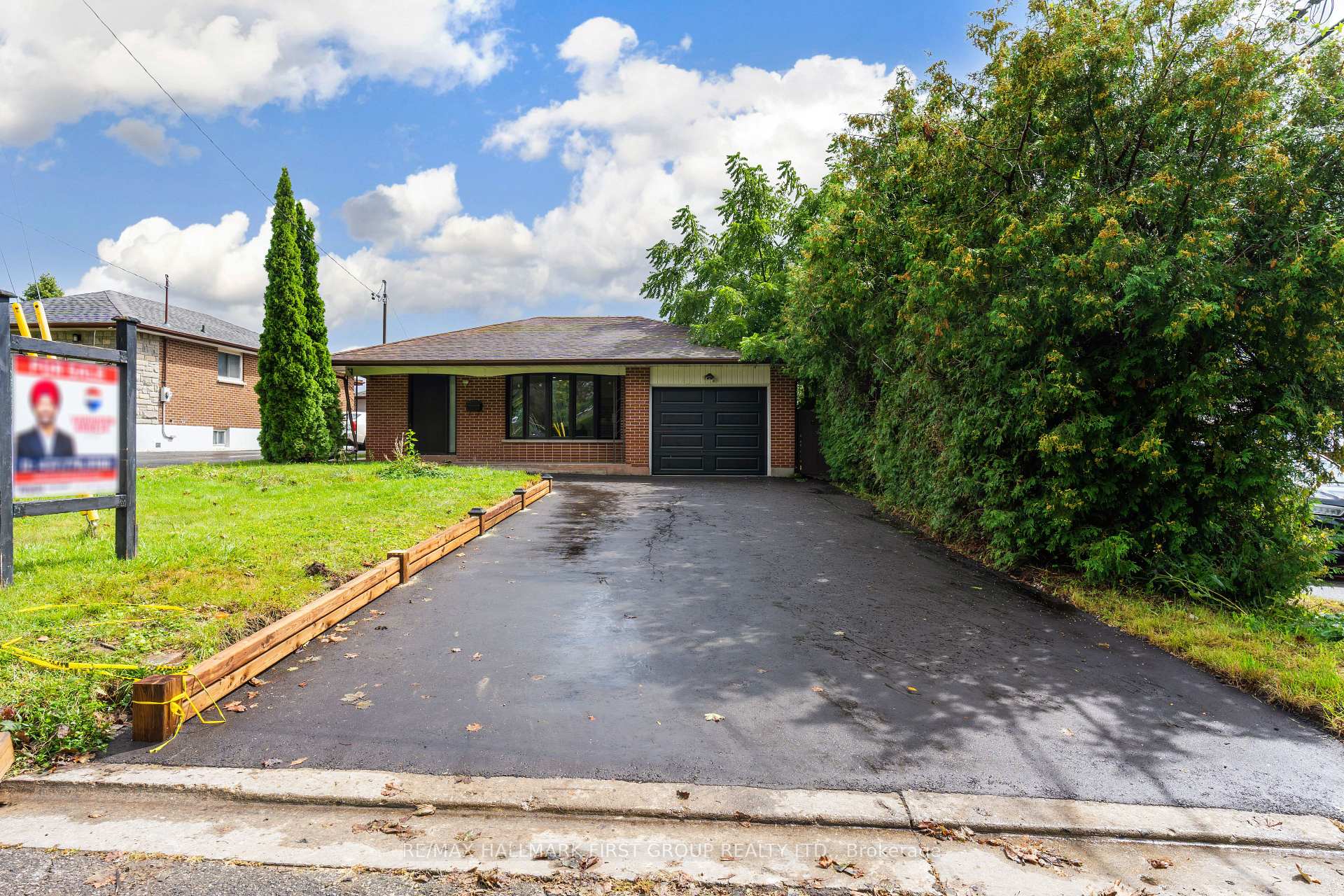 Photo 2 of 969 Applegrove Avenue, Oshawa, Donevan — HOMEH