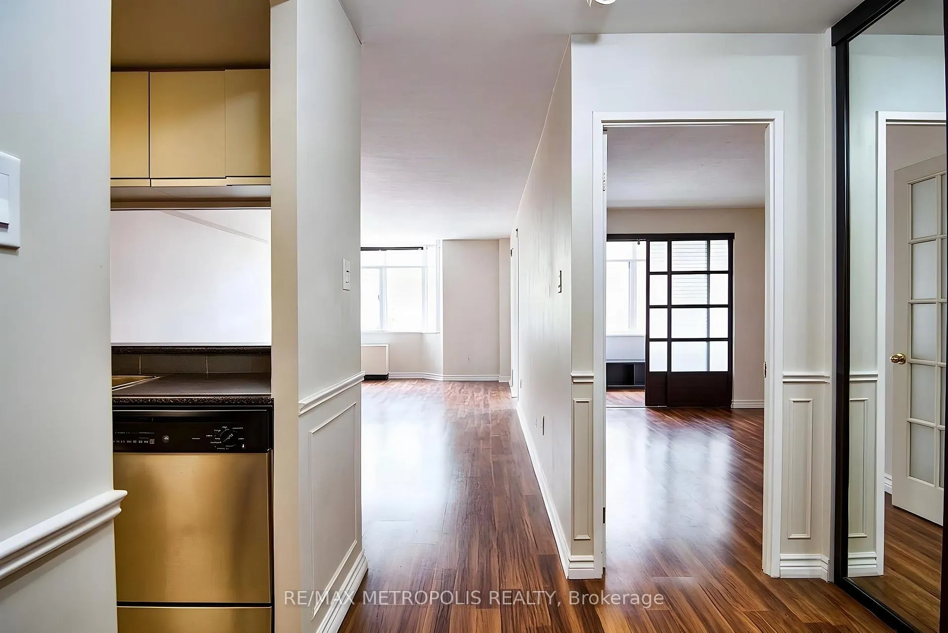 Photo 4 of Unit 210, 300 Webb Drive, Mississauga, City Centre — HOMEH