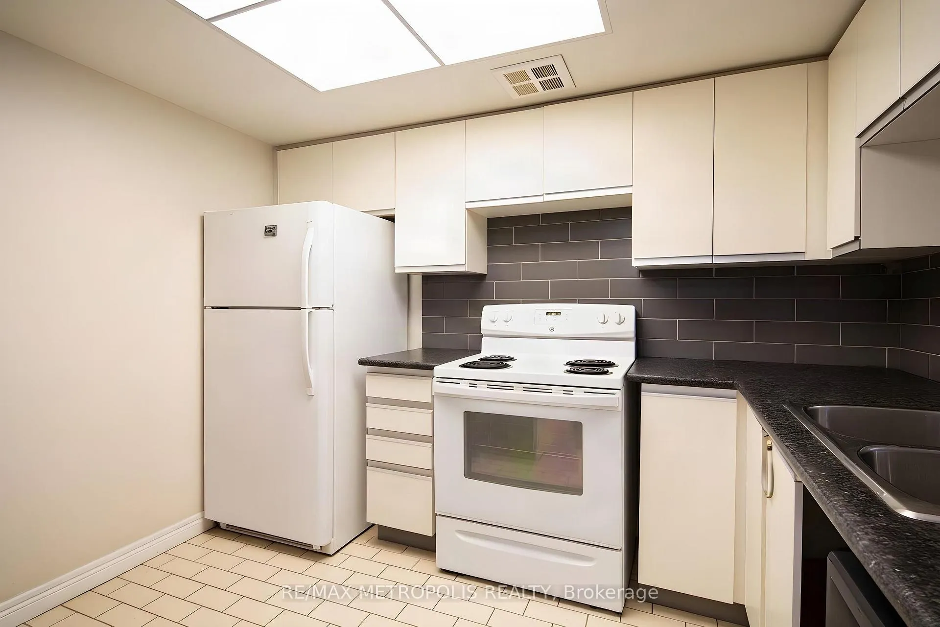 Photo 8 of Unit 210, 300 Webb Drive, Mississauga, City Centre — HOMEH