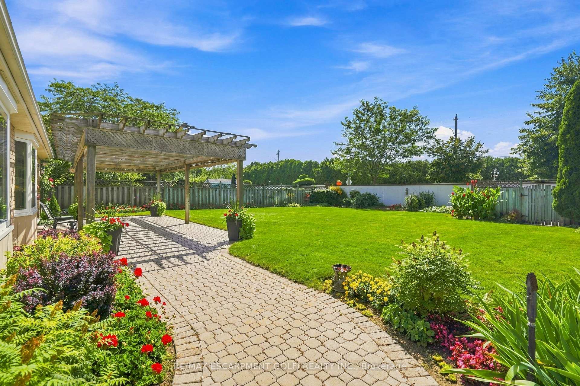 Photo 27 of 40 Dalemere Crescent, St. Catharines, Martindale Pond — HOMEH