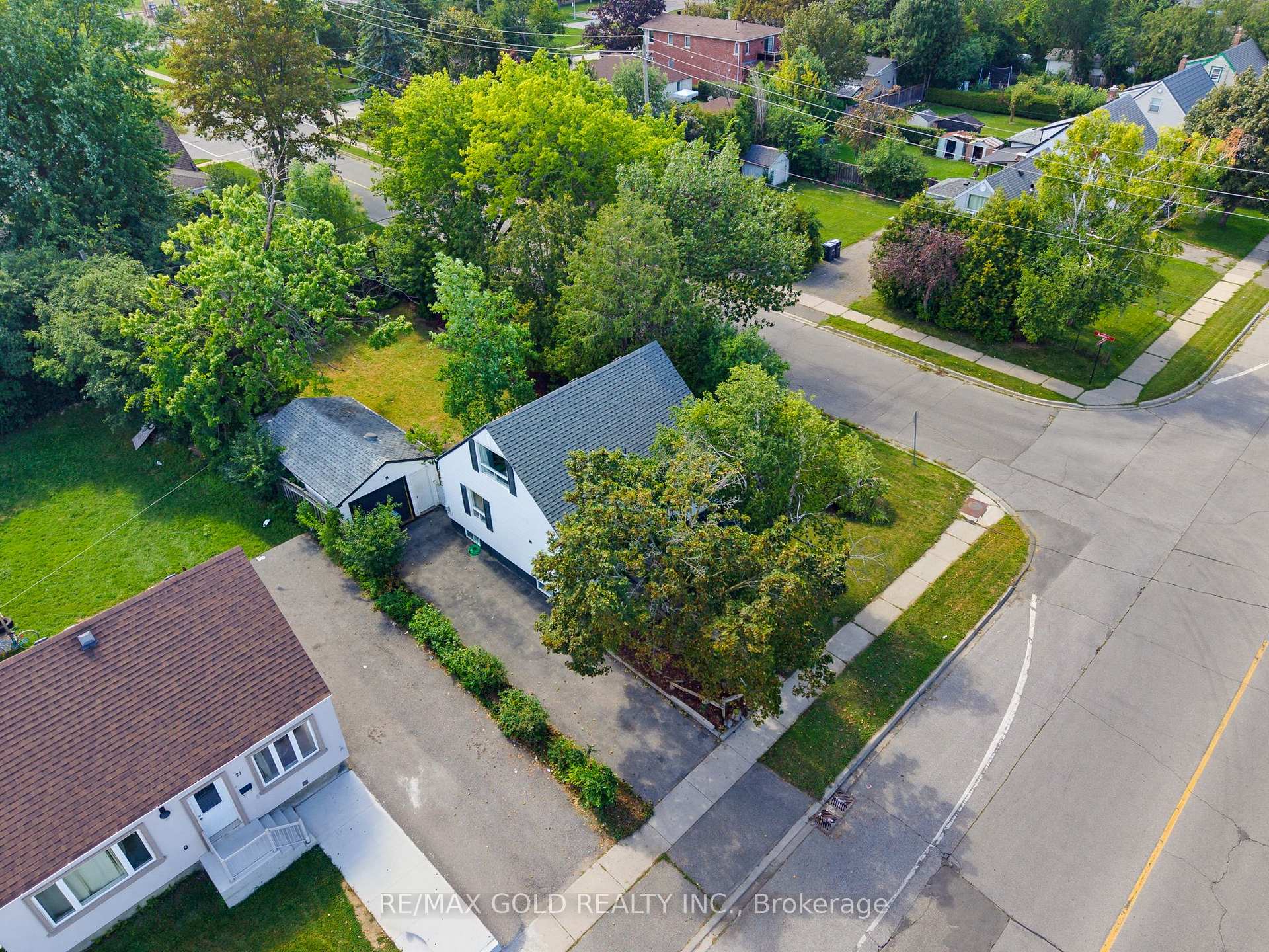 Photo 2 of 23 Pleasantview Avenue, Brampton, Brampton West — HOMEH