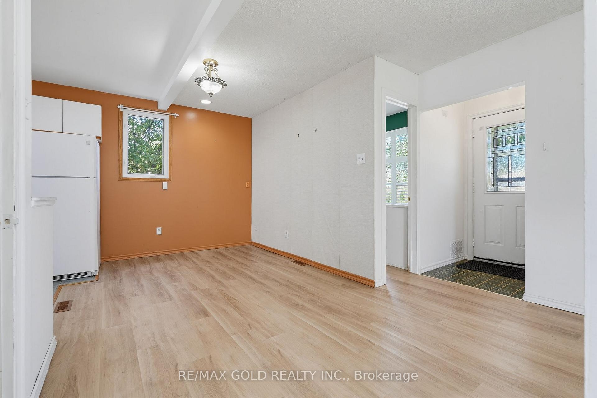 Photo 5 of 23 Pleasantview Avenue, Brampton, Brampton West — HOMEH