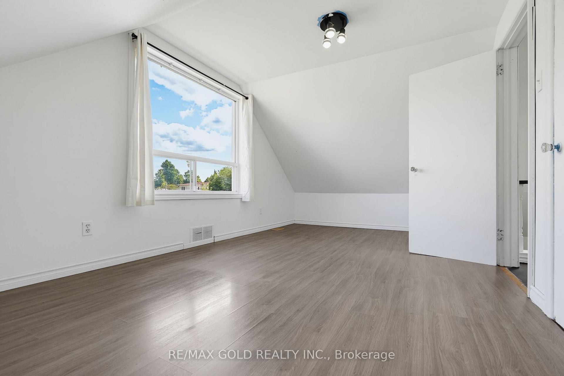 Photo 17 of 23 Pleasantview Avenue, Brampton, Brampton West — HOMEH
