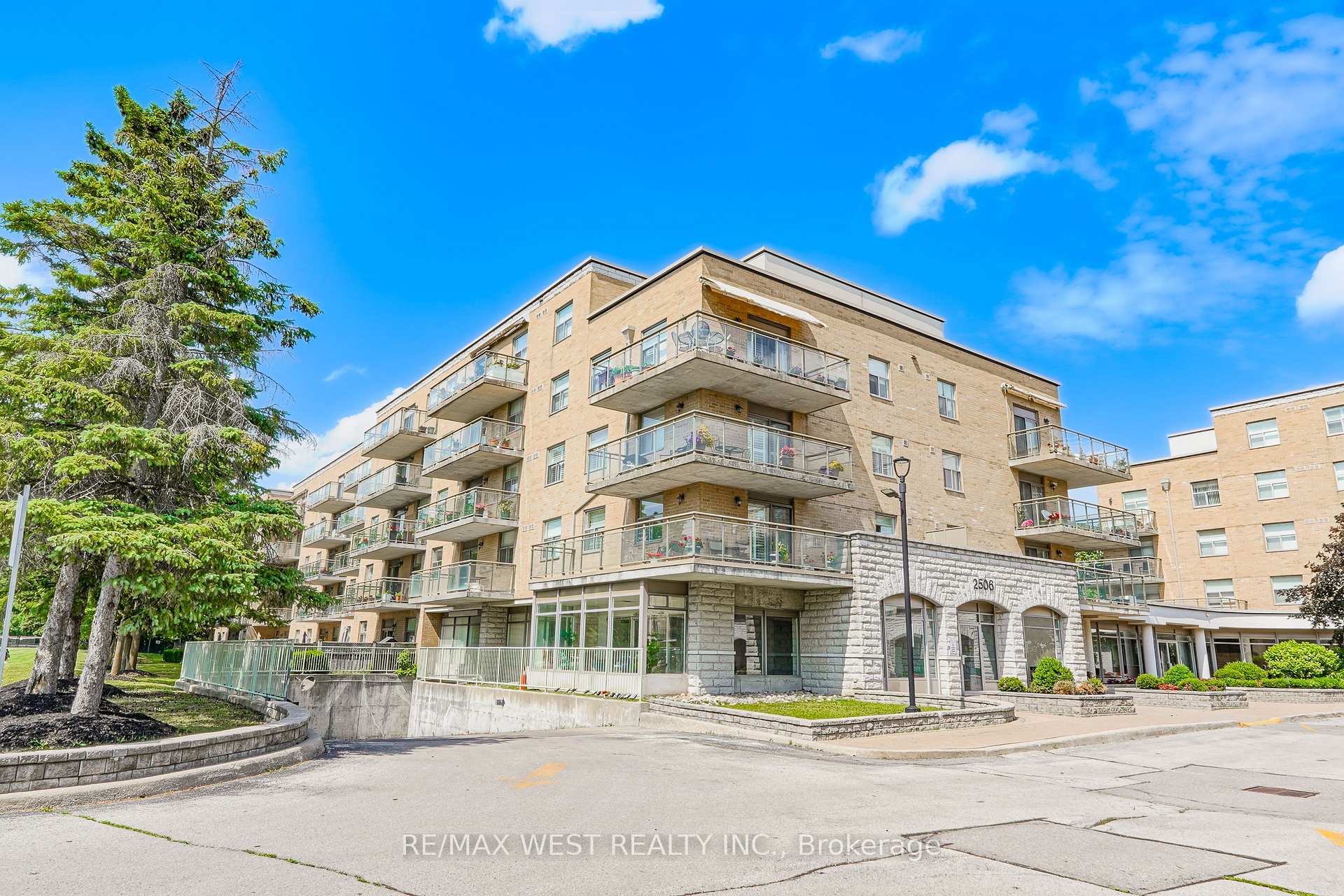 Photo 2 of Unit 414, 2506 Rutherford Road, Vaughan, Maple — HOMEH