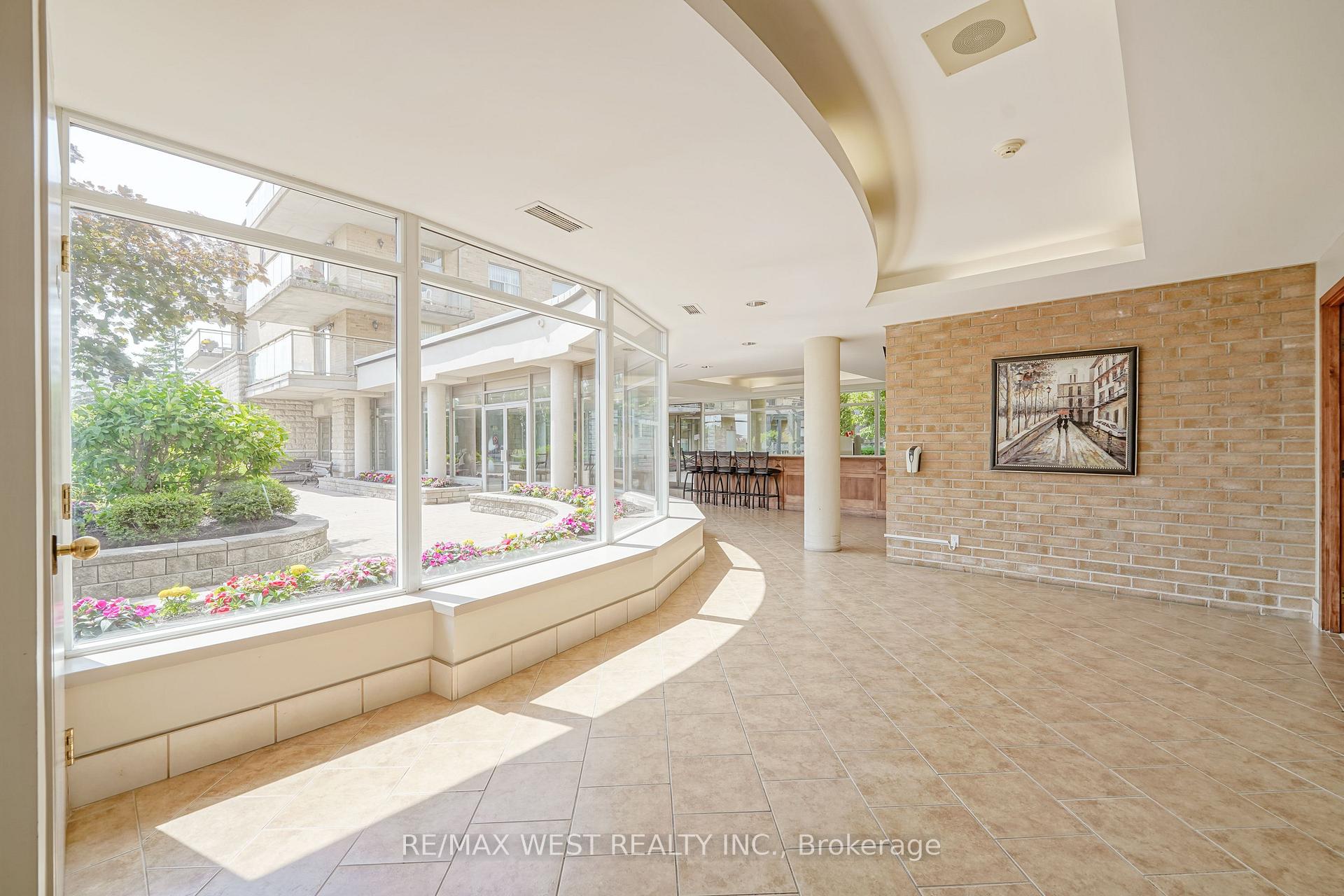 Photo 3 of Unit 414, 2506 Rutherford Road, Vaughan, Maple — HOMEH