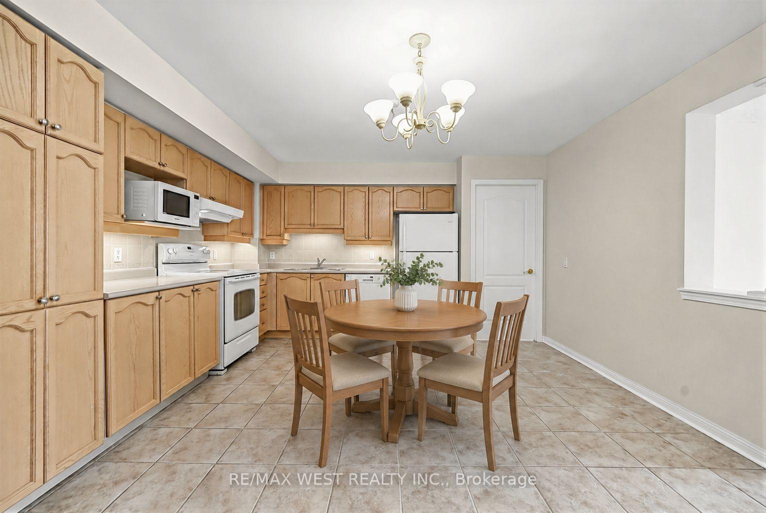 Photo 4 of Unit 414, 2506 Rutherford Road, Vaughan, Maple — HOMEH