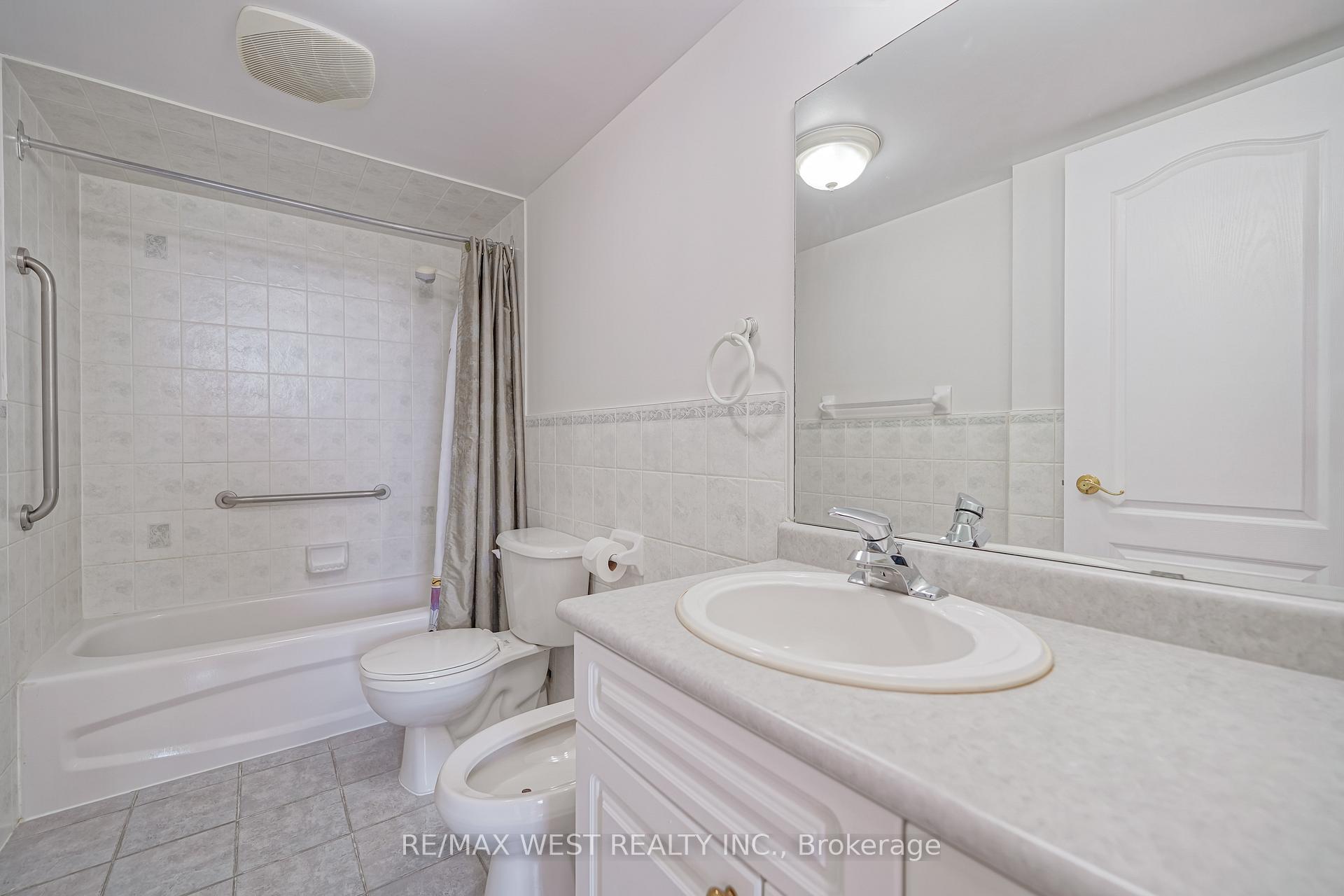 Photo 8 of Unit 414, 2506 Rutherford Road, Vaughan, Maple — HOMEH
