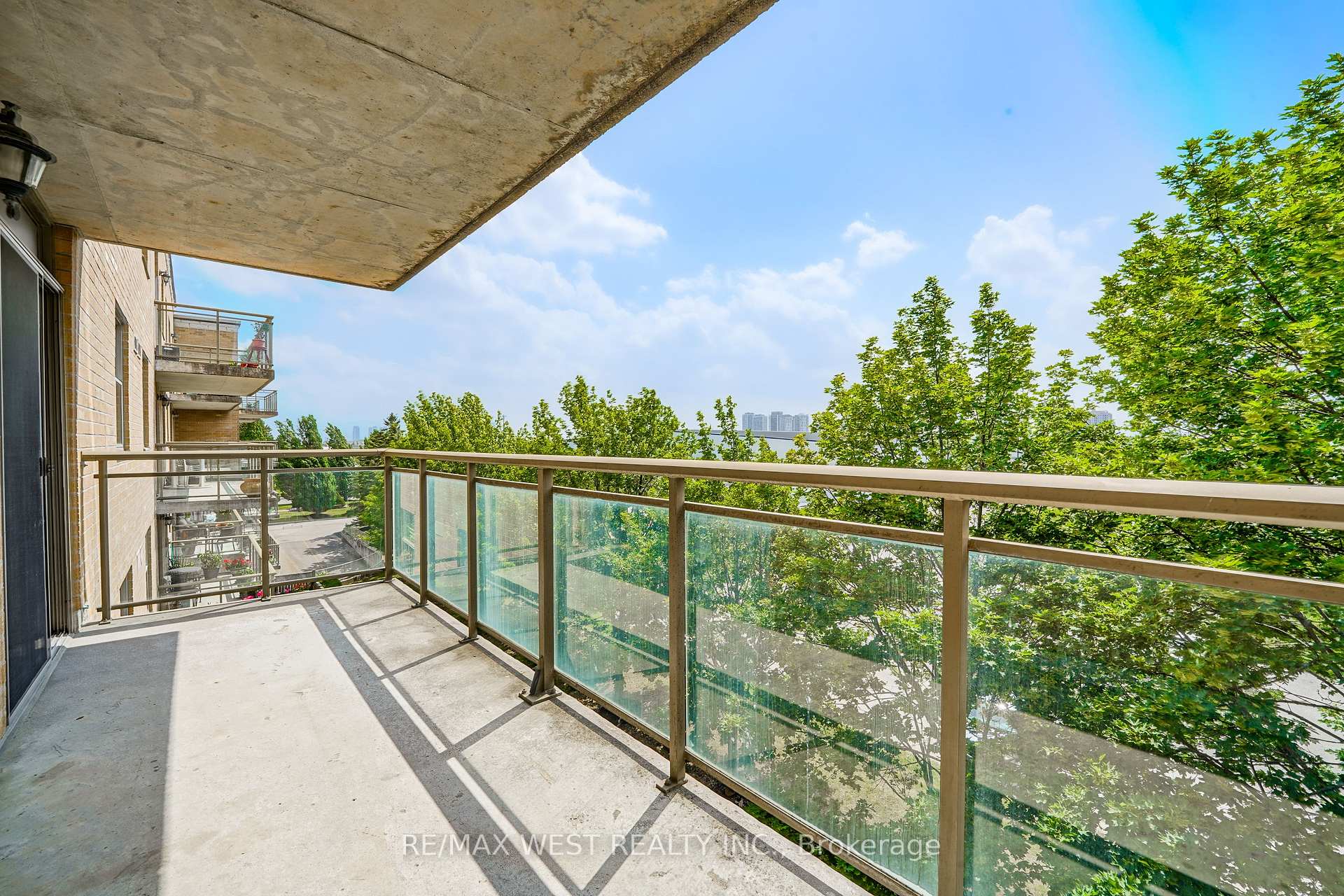 Photo 9 of Unit 414, 2506 Rutherford Road, Vaughan, Maple — HOMEH