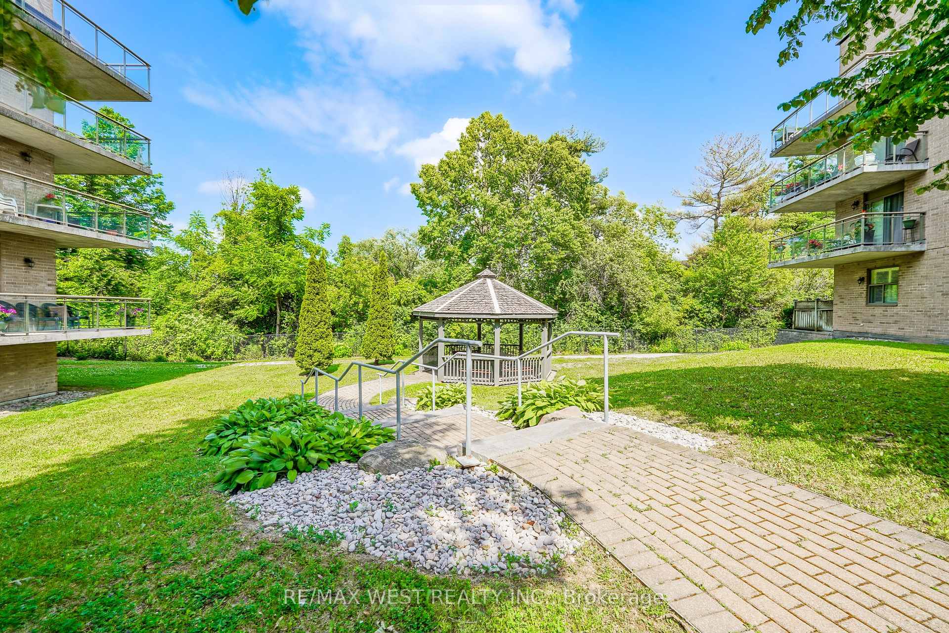 Photo 11 of Unit 414, 2506 Rutherford Road, Vaughan, Maple — HOMEH