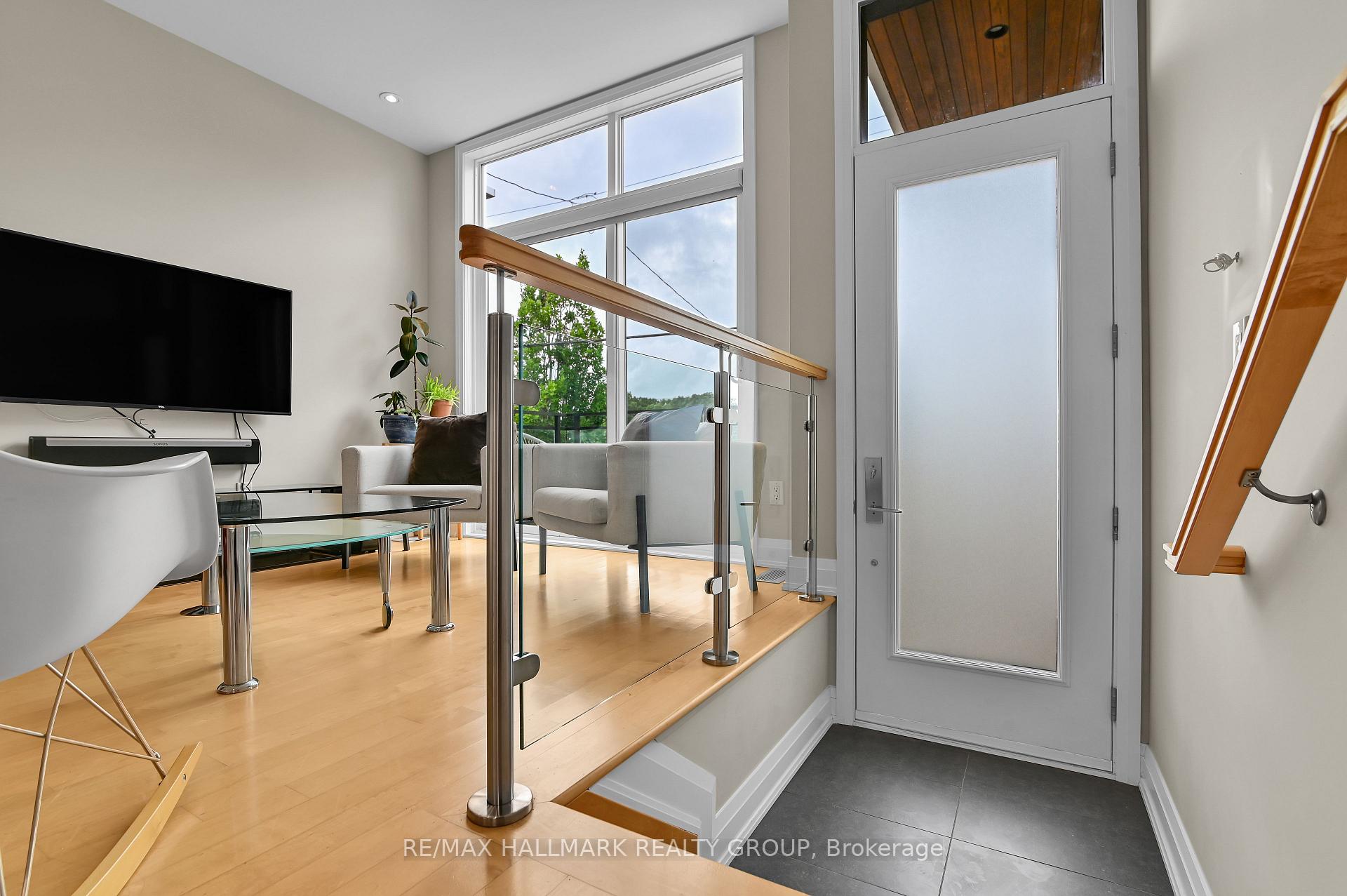 Photo 3 of 376A Wilmont Avenue, Ottawa, Westboro West — HOMEH