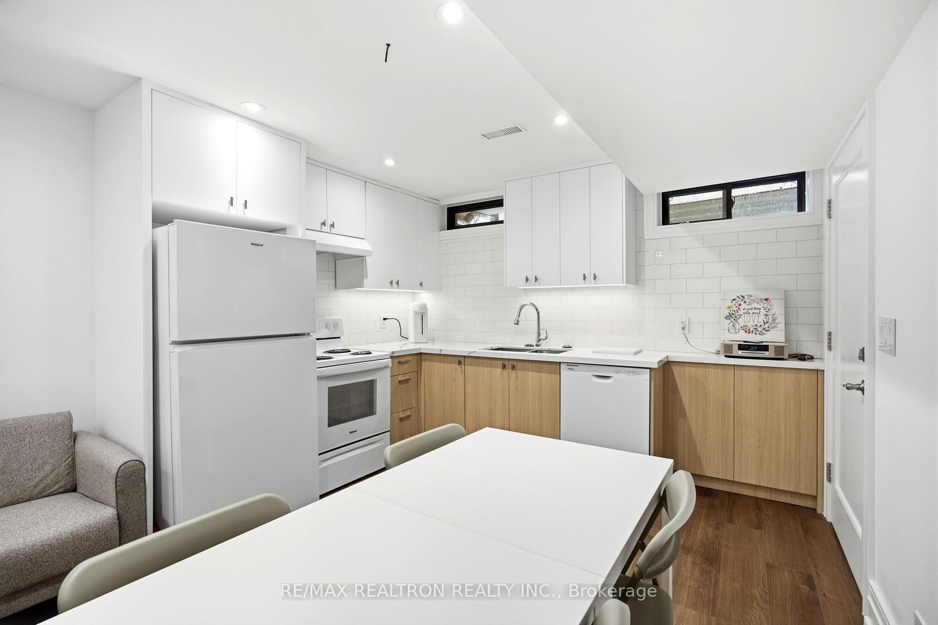 Photo 3 of Unit 2, 220 Hillhurst Boulevard, Toronto, Bedford Park-Nortown — HOMEH