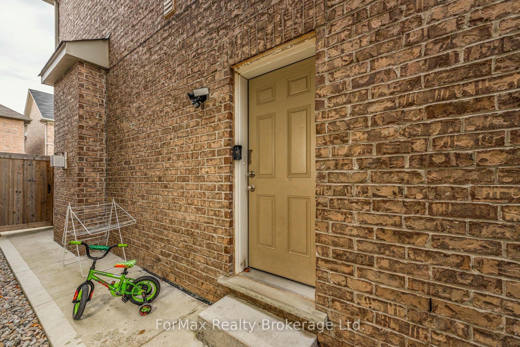 Photo 3 of 70 Zanetta Crescent, Brampton, Credit Valley — HOMEH