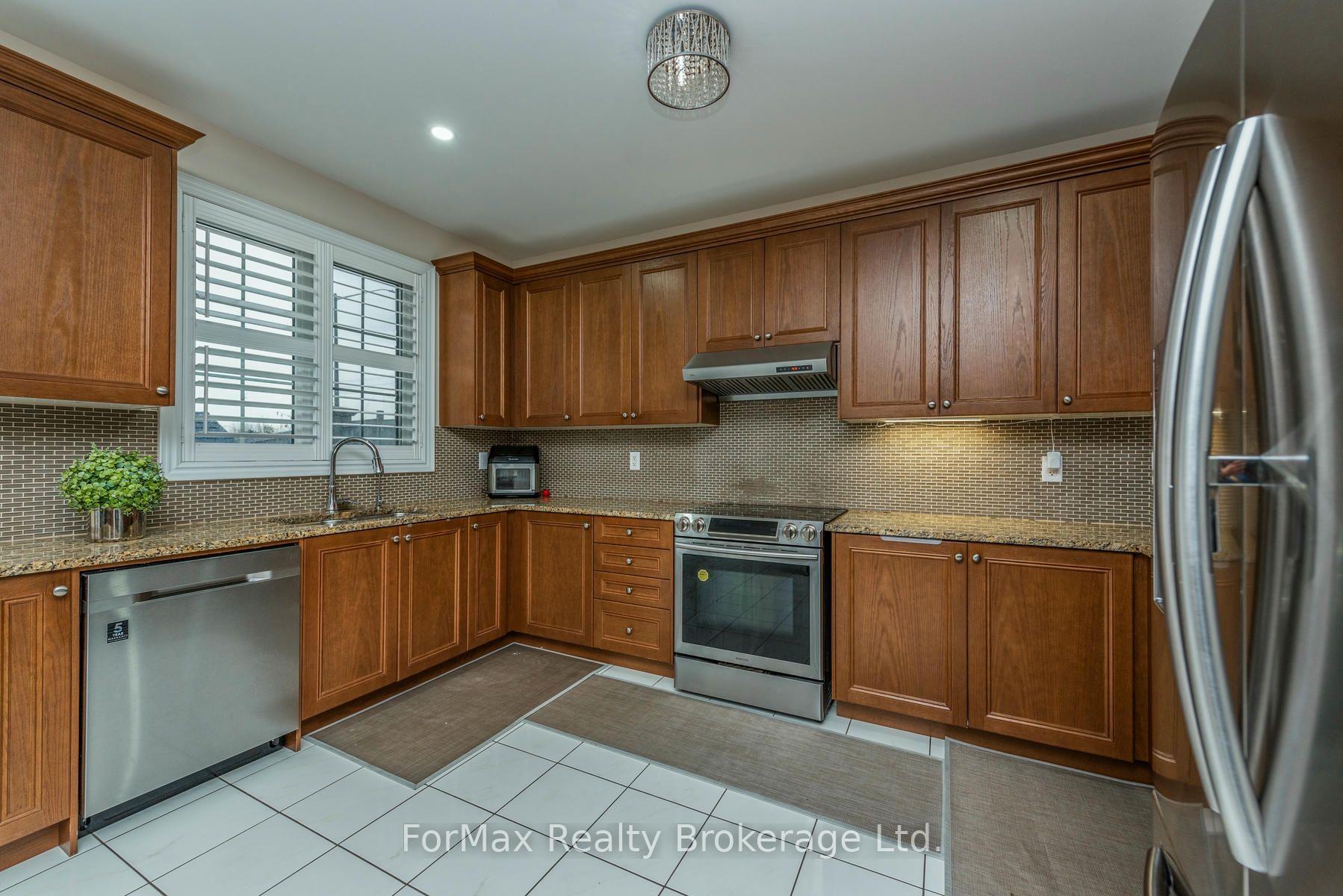 Photo 13 of 70 Zanetta Crescent, Brampton, Credit Valley — HOMEH