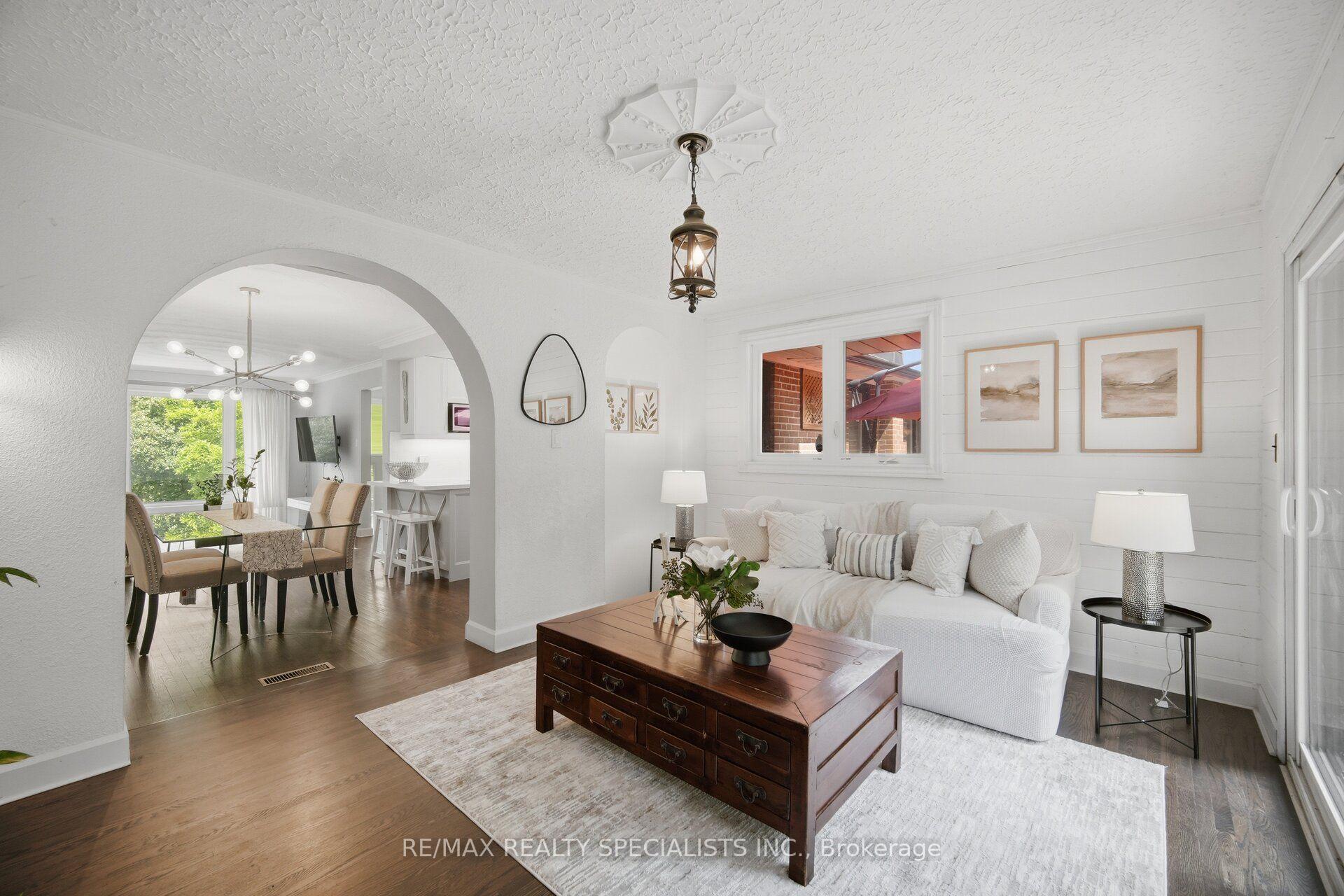 Photo 10 of 89 Alhart Drive, Etobicoke, Thistletown-Beaumonde Heights — HOMEH