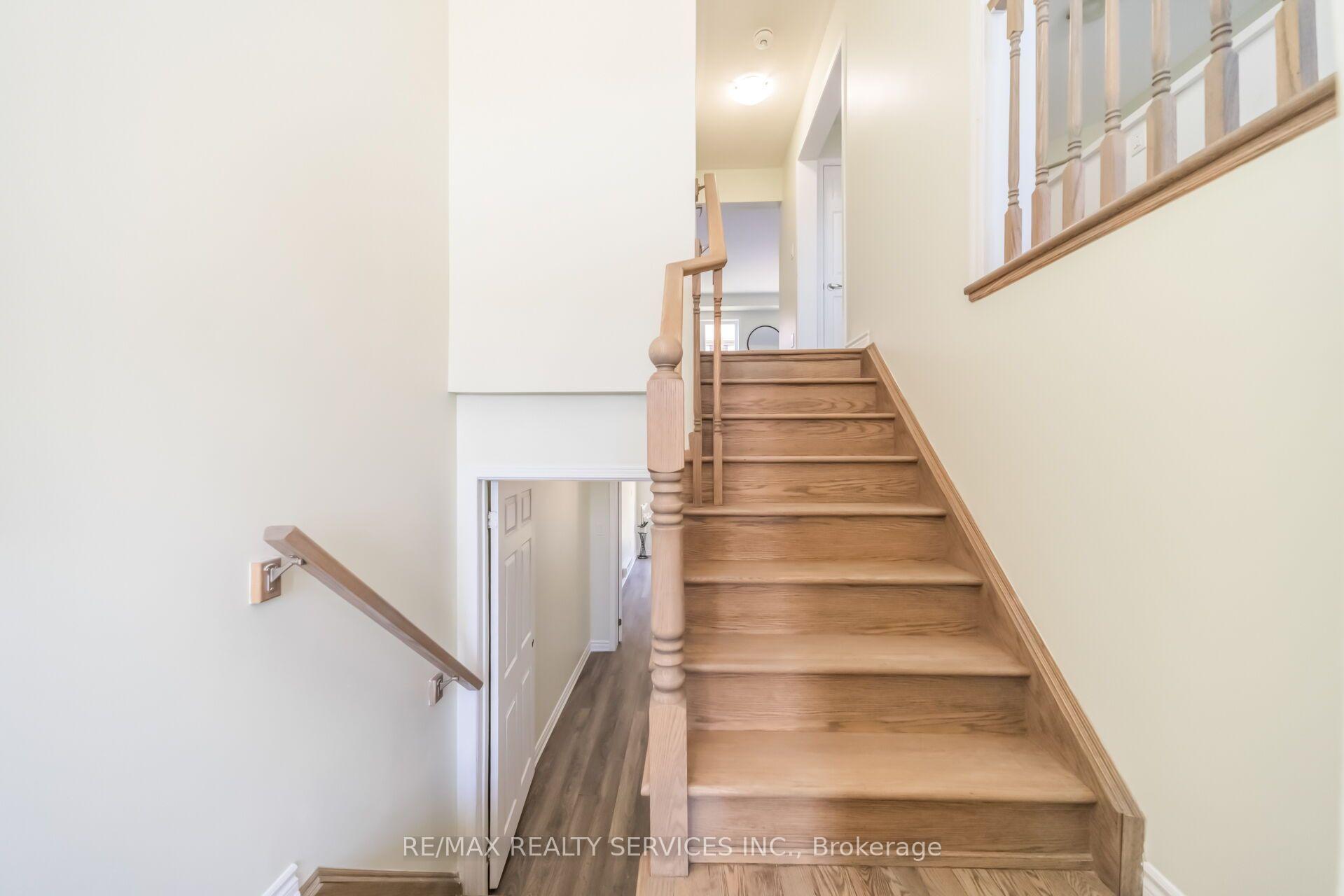 Photo 4 of 39 Baycliffe Crescent, Brampton, Northwest Brampton — HOMEH