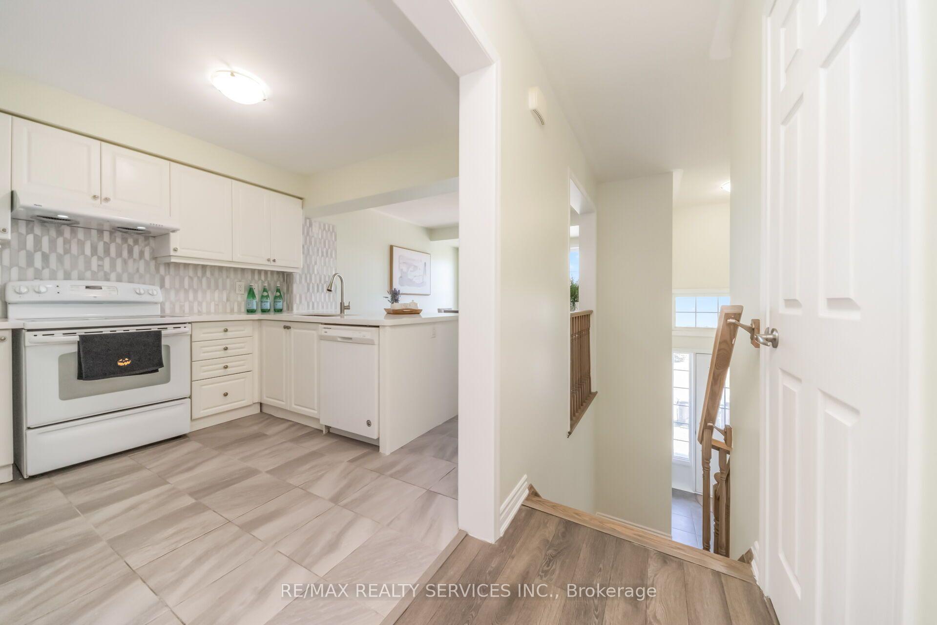 Photo 5 of 39 Baycliffe Crescent, Brampton, Northwest Brampton — HOMEH