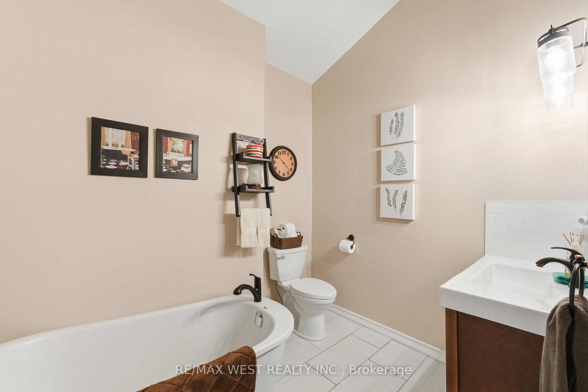Photo 8 of 2776 Dalewood Court, Hamilton Township, Rural Hamilton — HOMEH